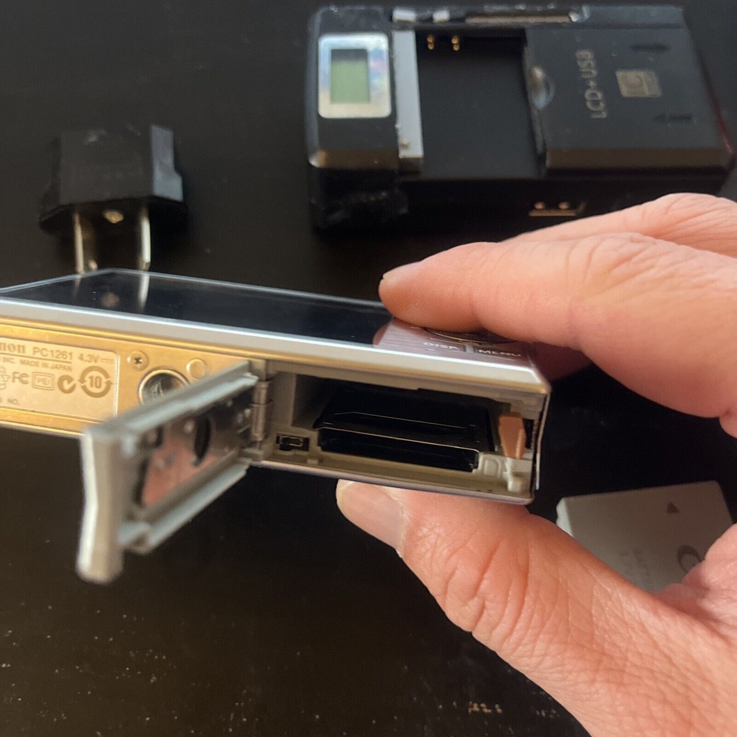 Canon lXUS 90IS Digital Camera 10.0MP With Battery Charger