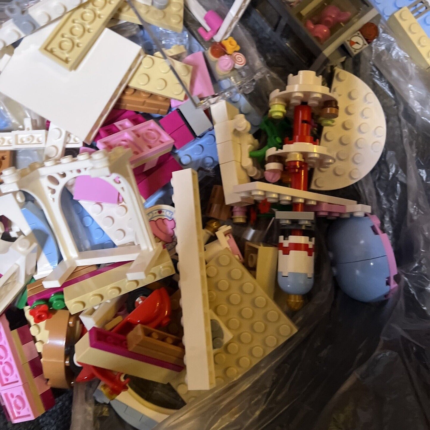 LEGO FRIENDS: Heartlake Cupcake Cafe (41119) *Uncounted - Incomplete*