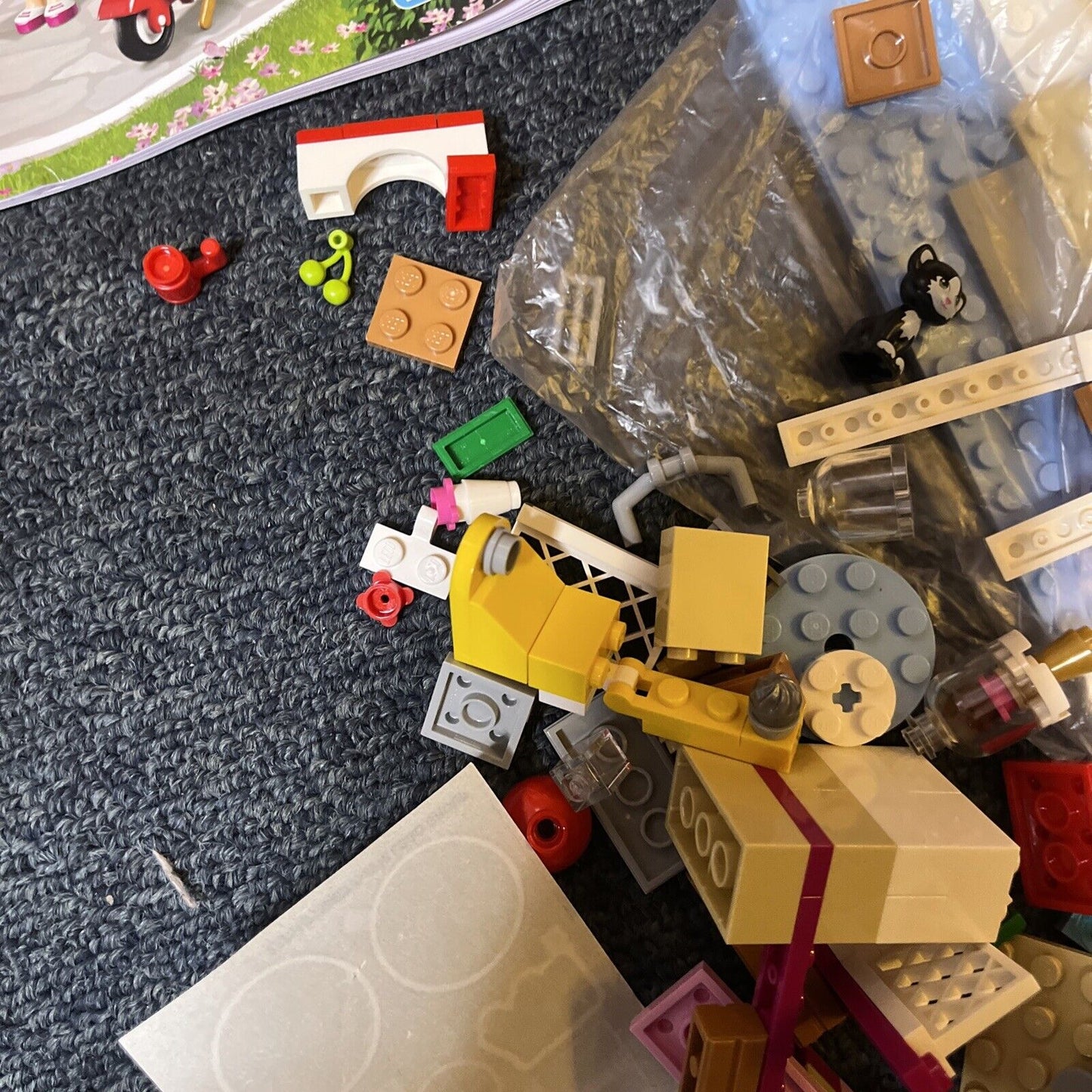 LEGO FRIENDS: Heartlake Cupcake Cafe (41119) *Uncounted - Incomplete*