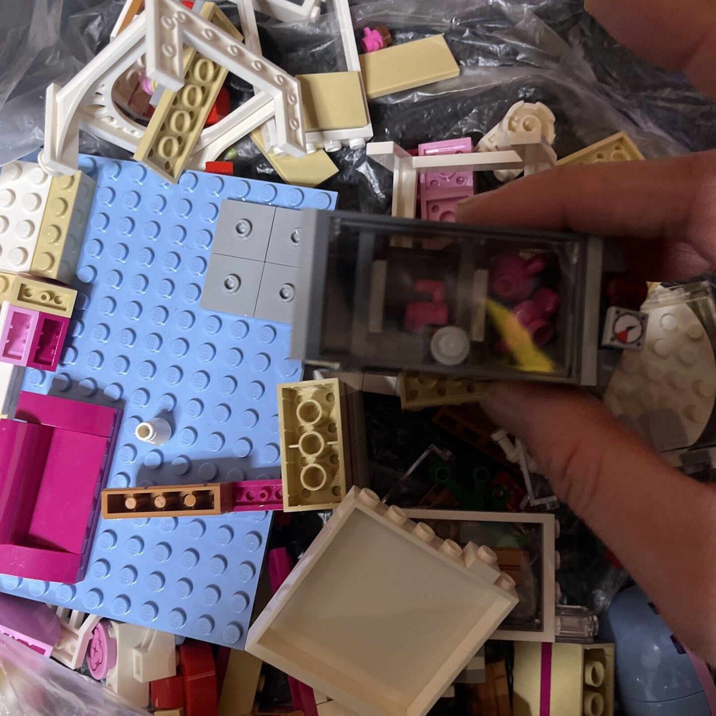 LEGO FRIENDS: Heartlake Cupcake Cafe (41119) *Uncounted - Incomplete*