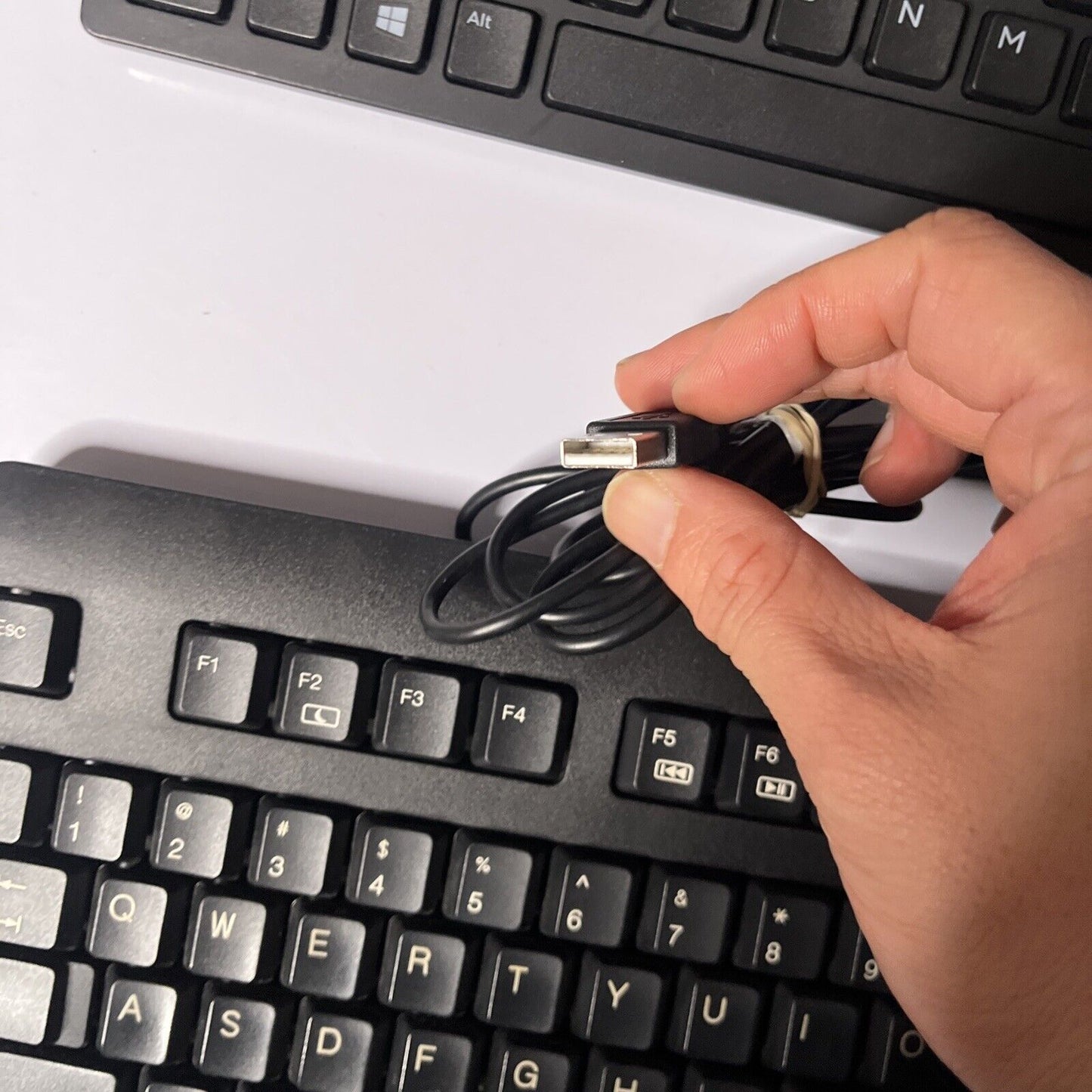 2x Keyboard USB: Dell KB216t & HP KU-1156