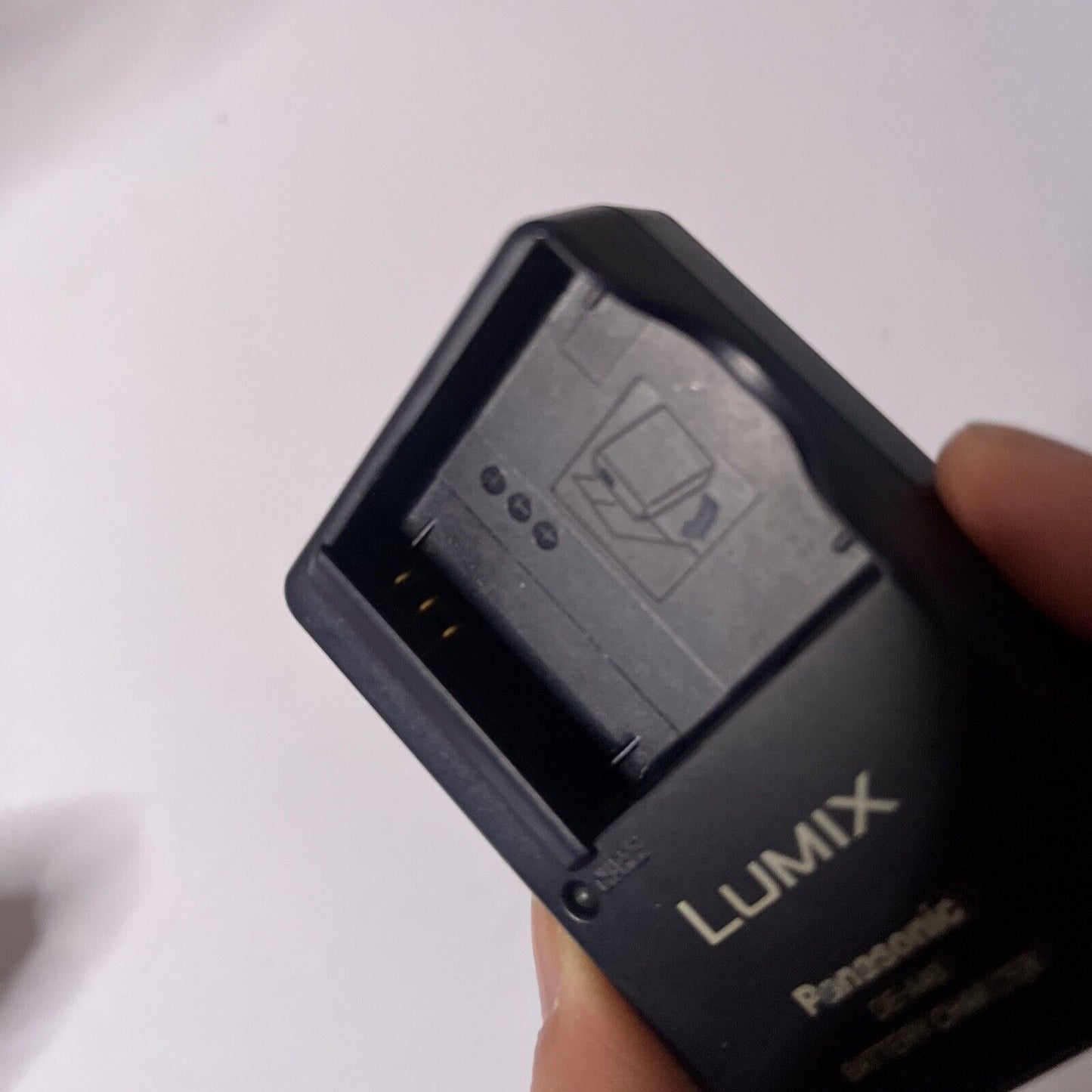 Genuine Panasonic Lumix DE-A40 Battery Charger for DMC-FS3, DMC-FS5, DMC-FS20,