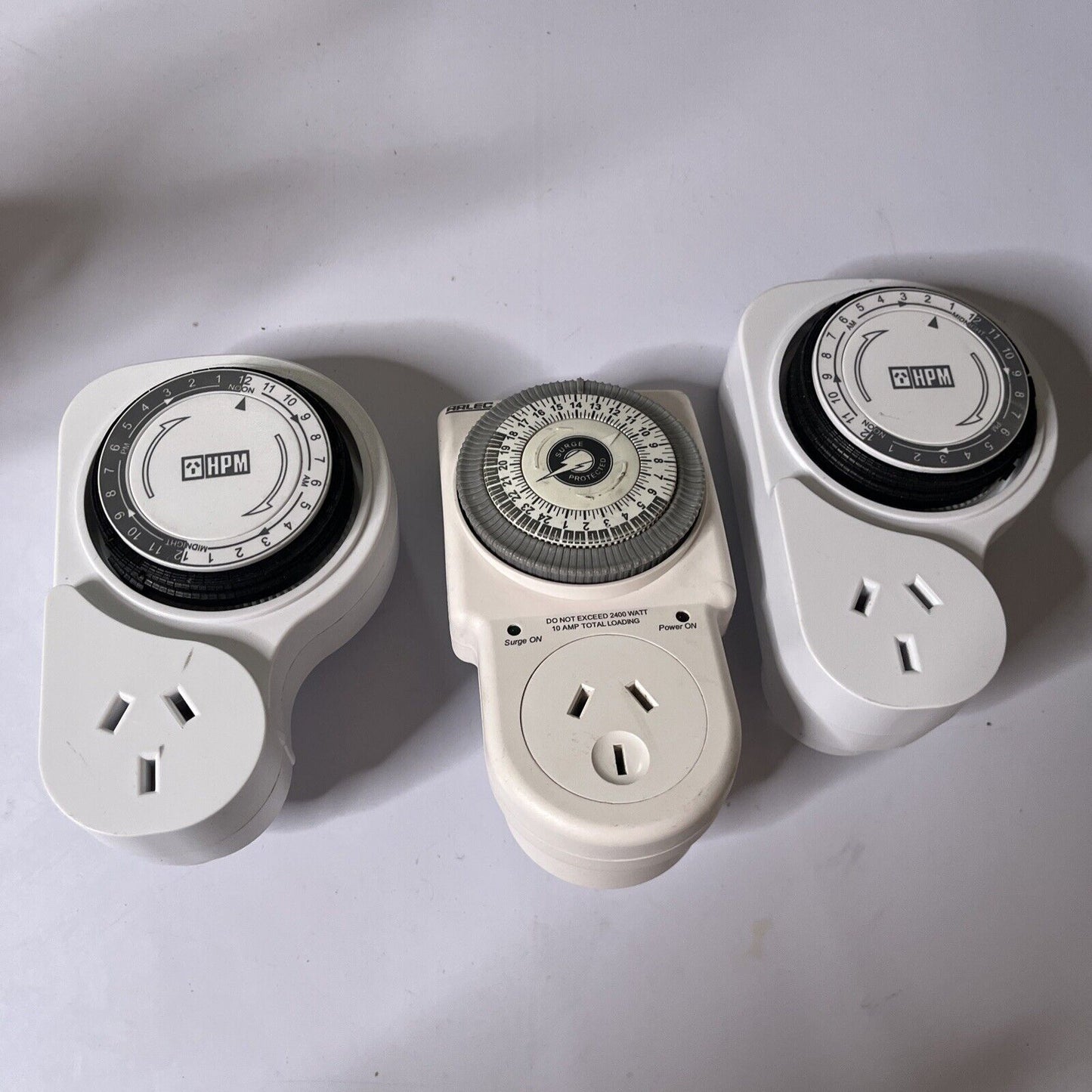 2x HPM Electrical Indoor Analogue Timer D809/1DP & 1x Arlec Electrical Timer