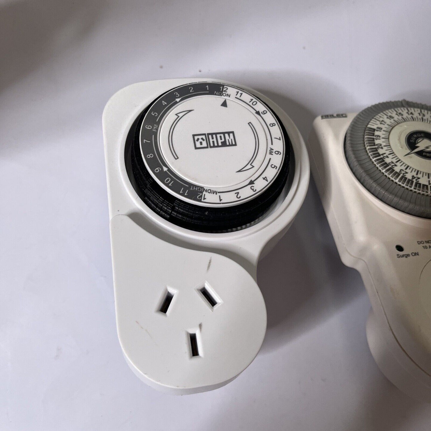 2x HPM Electrical Indoor Analogue Timer D809/1DP & 1x Arlec Electrical Timer