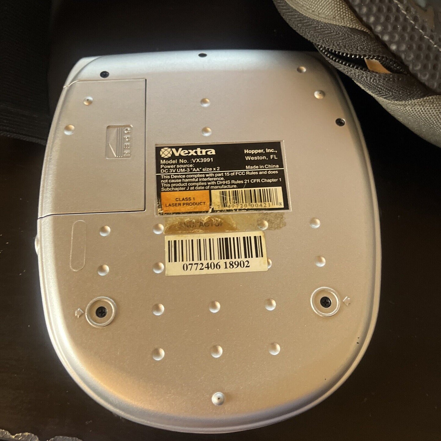 Vectra Portable CD Player AM/FM Radio With Carrying Case VX3991