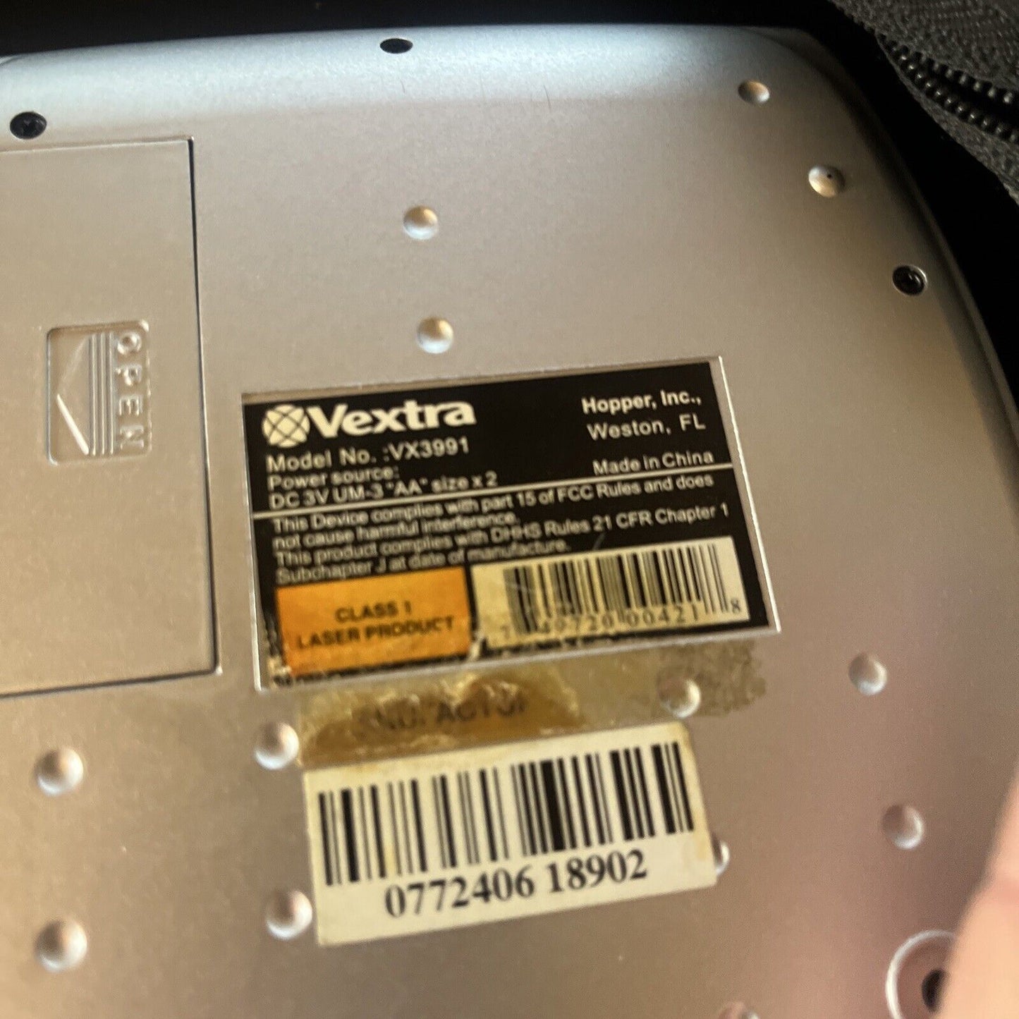 Vectra Portable CD Player AM/FM Radio With Carrying Case VX3991