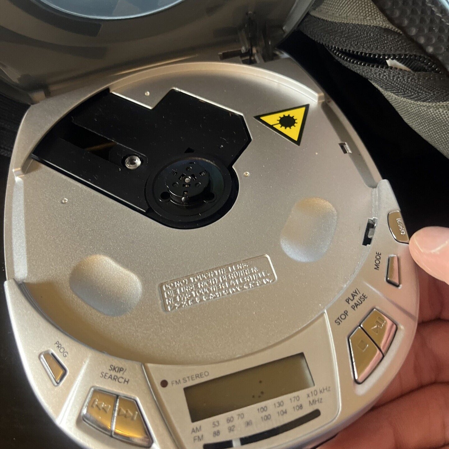 Vectra Portable CD Player AM/FM Radio With Carrying Case VX3991