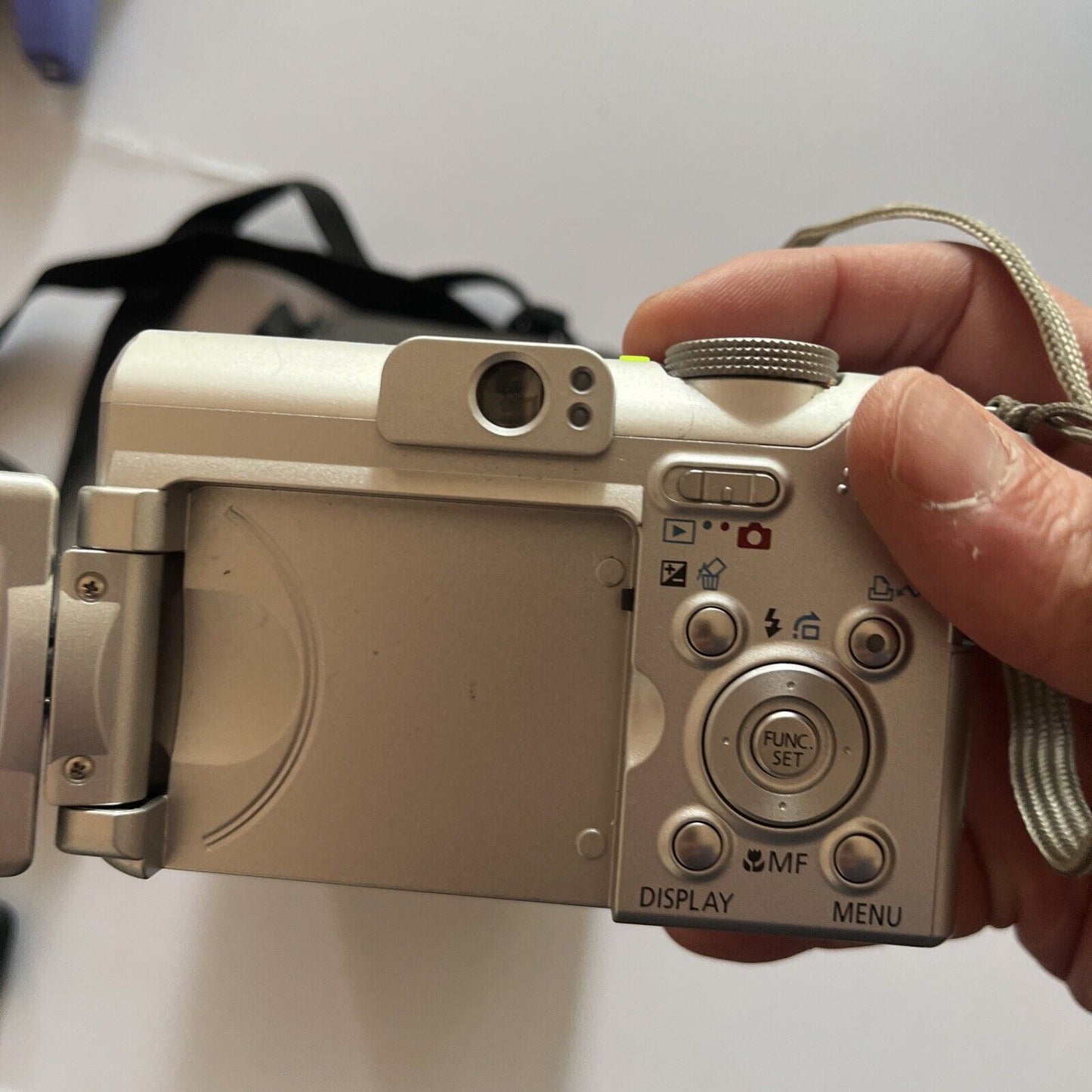 Canon PowerShot A610 5MP Digital Camera With Lowepro Case