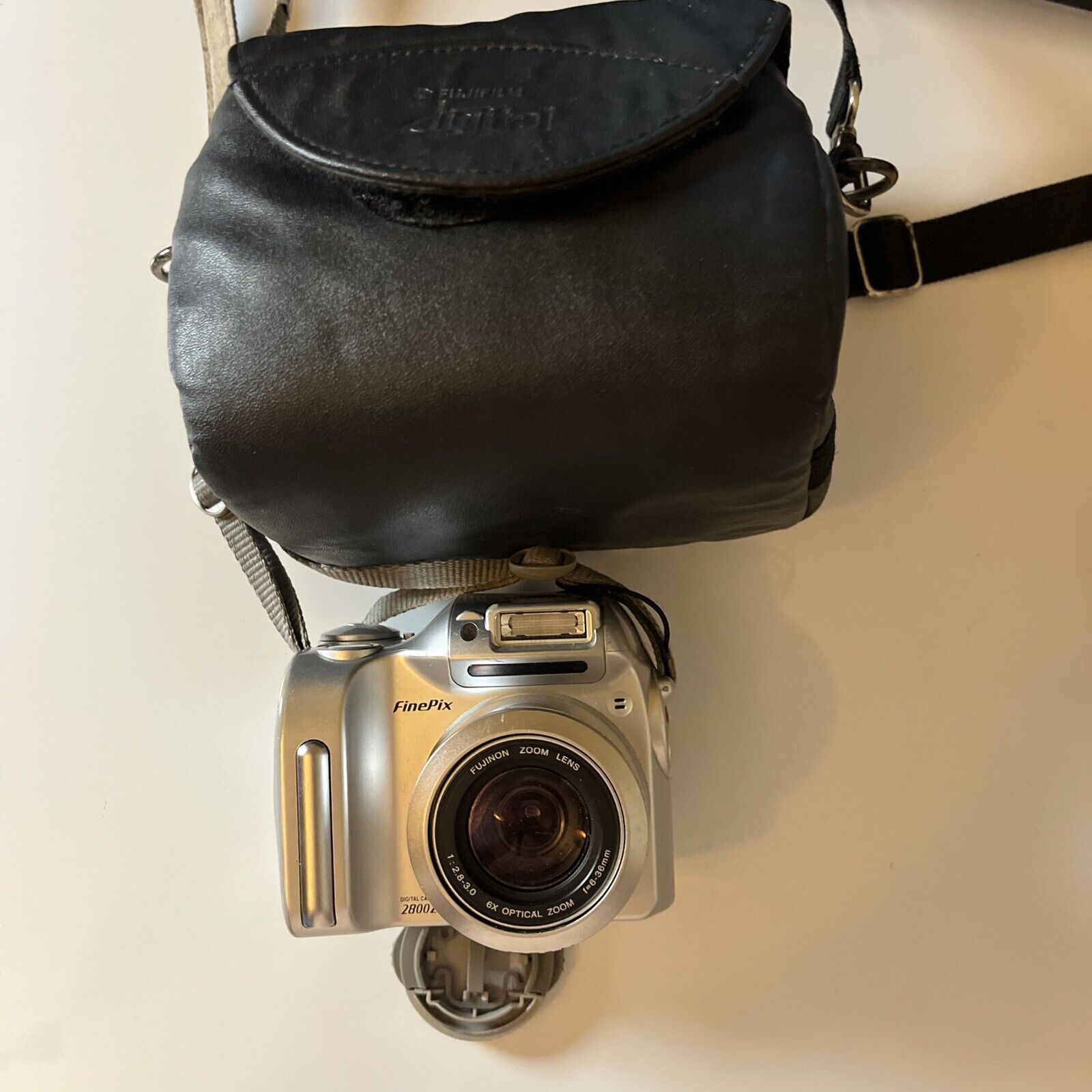 Fujifilm Finepix 2800 Zoom Digital Camera 2.1 MP with Carrying Case