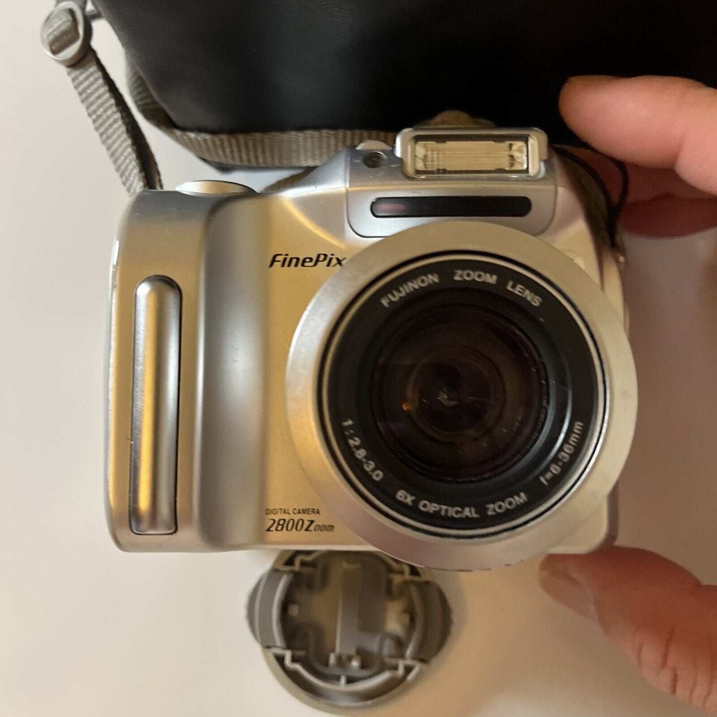 Fujifilm Finepix 2800 Zoom Digital Camera 2.1 MP with Carrying Case