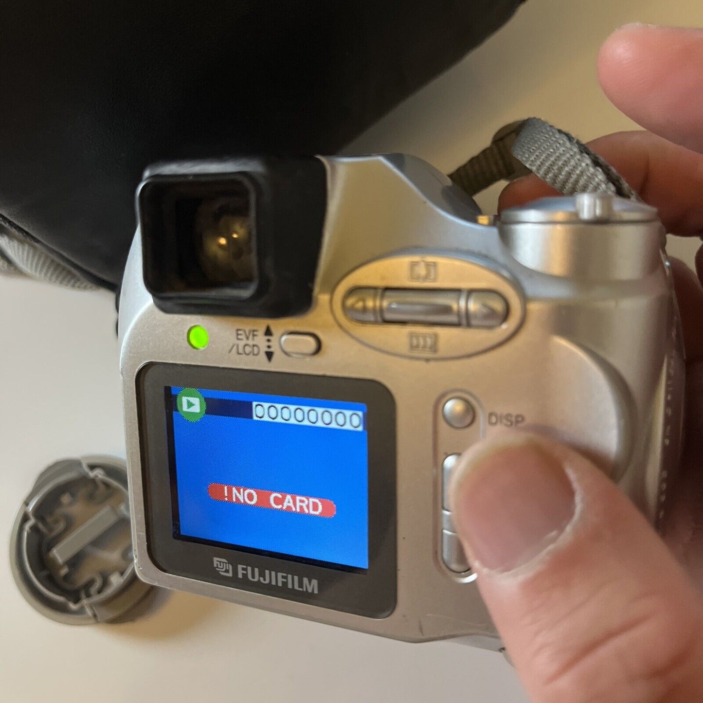 Fujifilm Finepix 2800 Zoom Digital Camera 2.1 MP with Carrying Case
