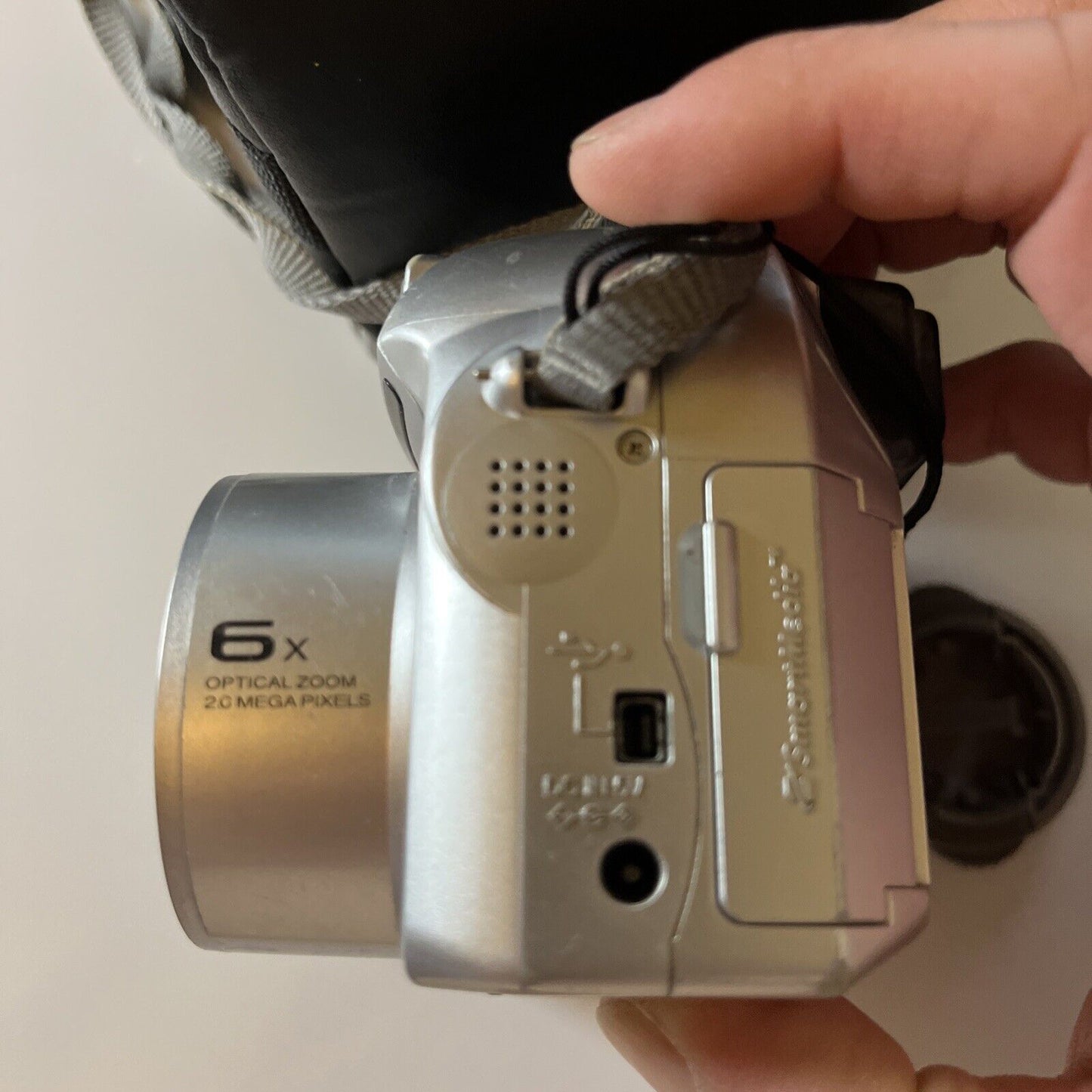 Fujifilm Finepix 2800 Zoom Digital Camera 2.1 MP with Carrying Case