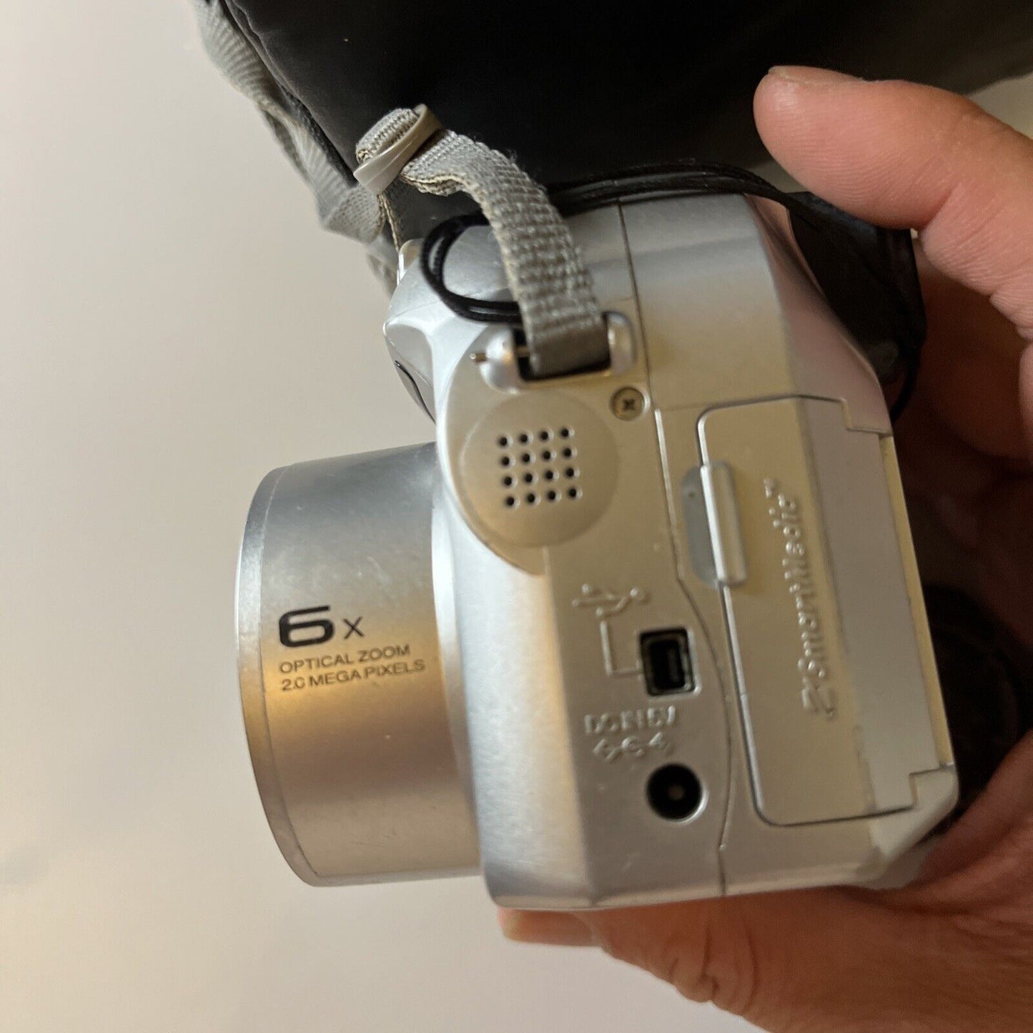 Fujifilm Finepix 2800 Zoom Digital Camera 2.1 MP with Carrying Case