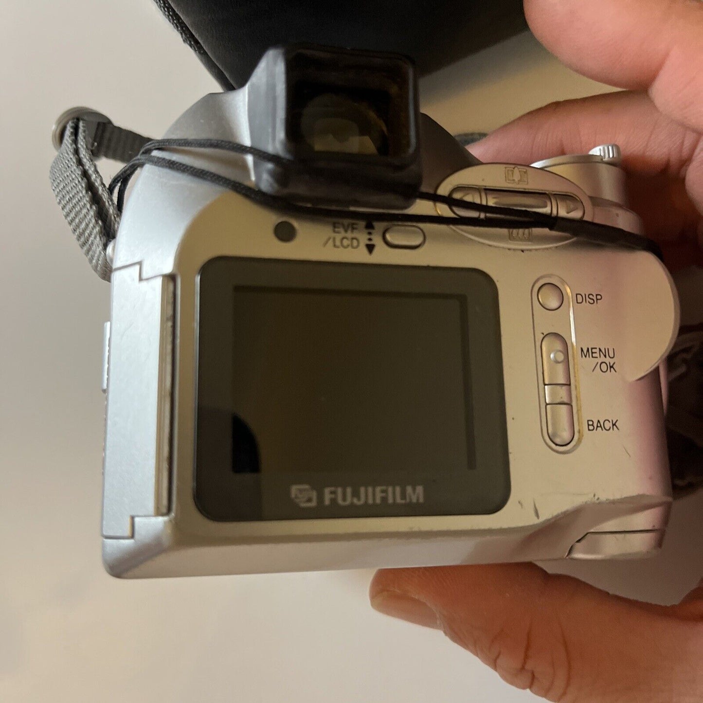 Fujifilm Finepix 2800 Zoom Digital Camera 2.1 MP with Carrying Case