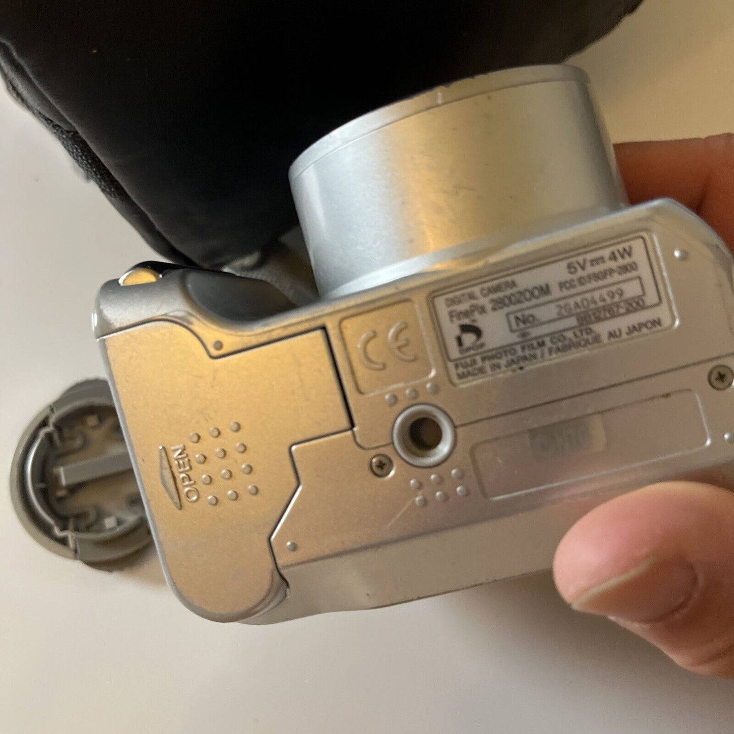 Fujifilm Finepix 2800 Zoom Digital Camera 2.1 MP with Carrying Case