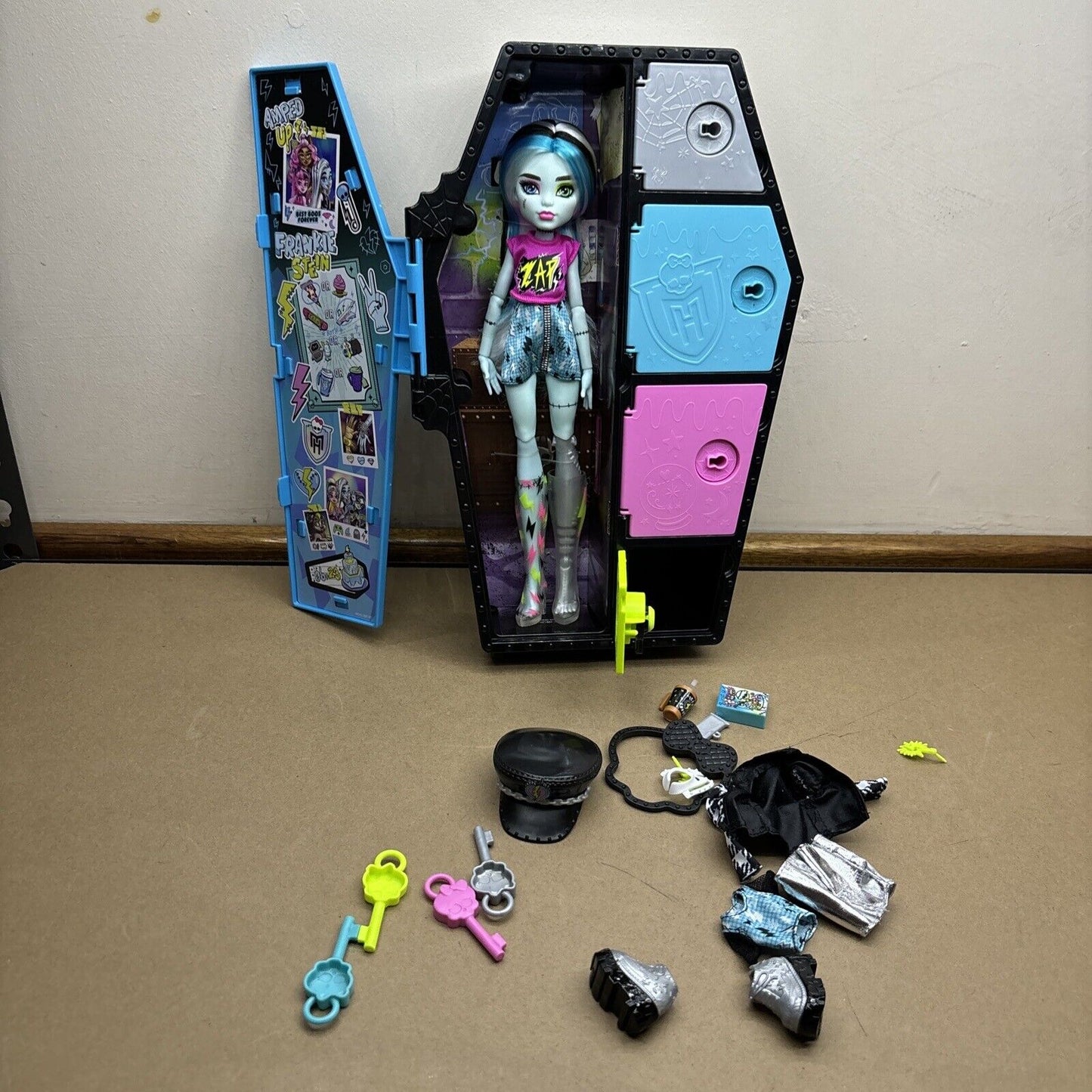 Frankie Stein Monster High Doll and Fashion Set with Dress-Up Locker