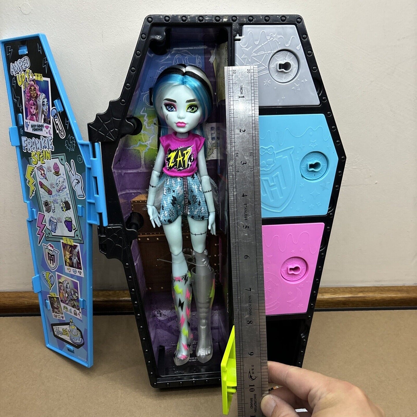 Frankie Stein Monster High Doll and Fashion Set with Dress-Up Locker