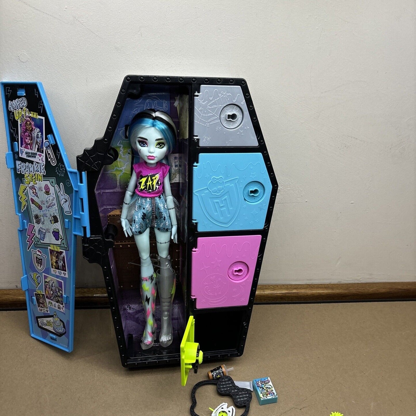 Frankie Stein Monster High Doll and Fashion Set with Dress-Up Locker