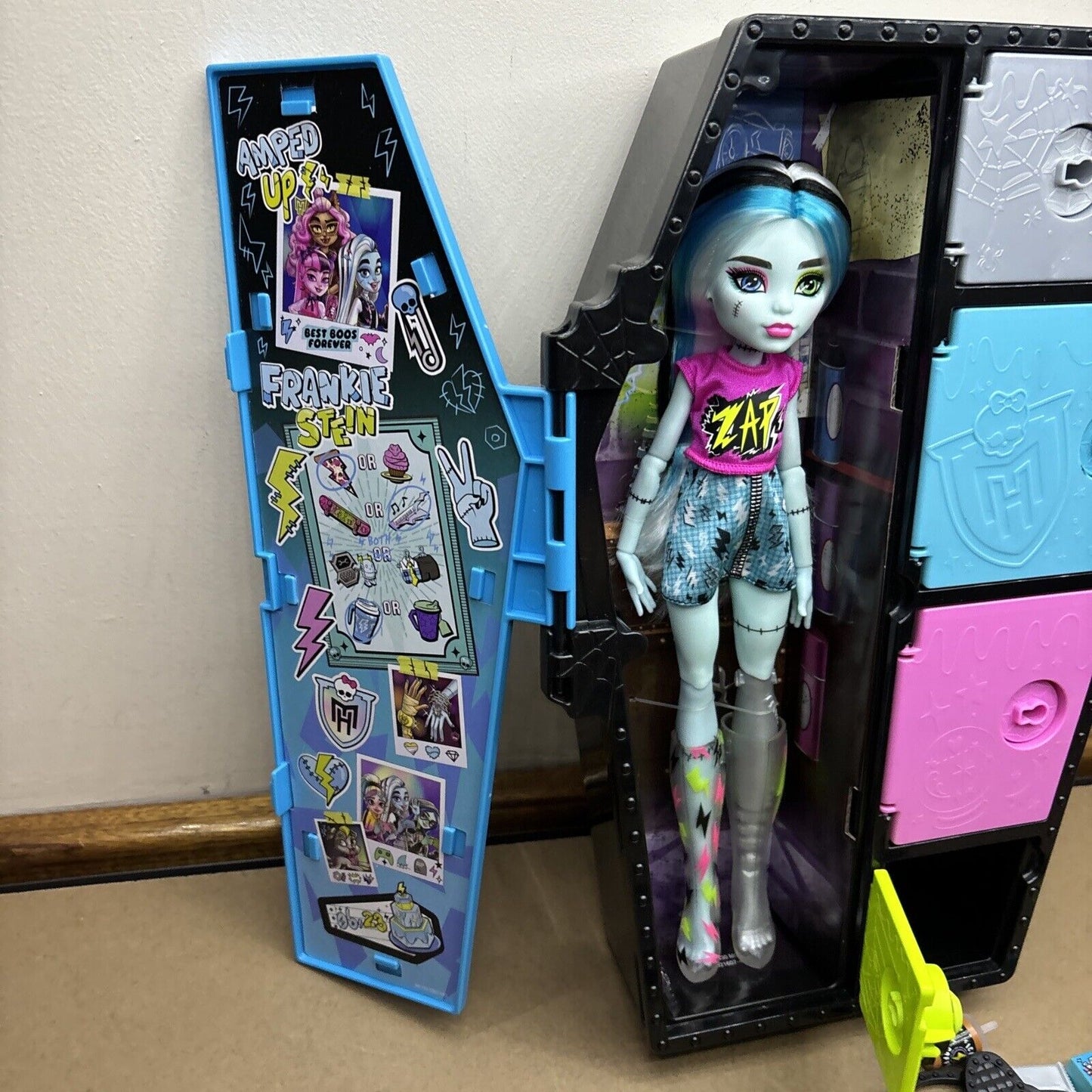 Frankie Stein Monster High Doll and Fashion Set with Dress-Up Locker