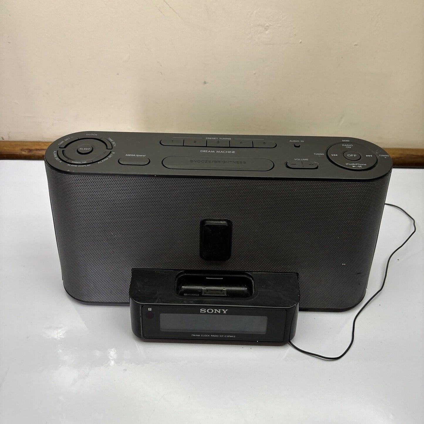 Sony Dream Machine Alarm Clock Radio AM/FM With 30-pin iPod Dock ICF-C1iPMK2