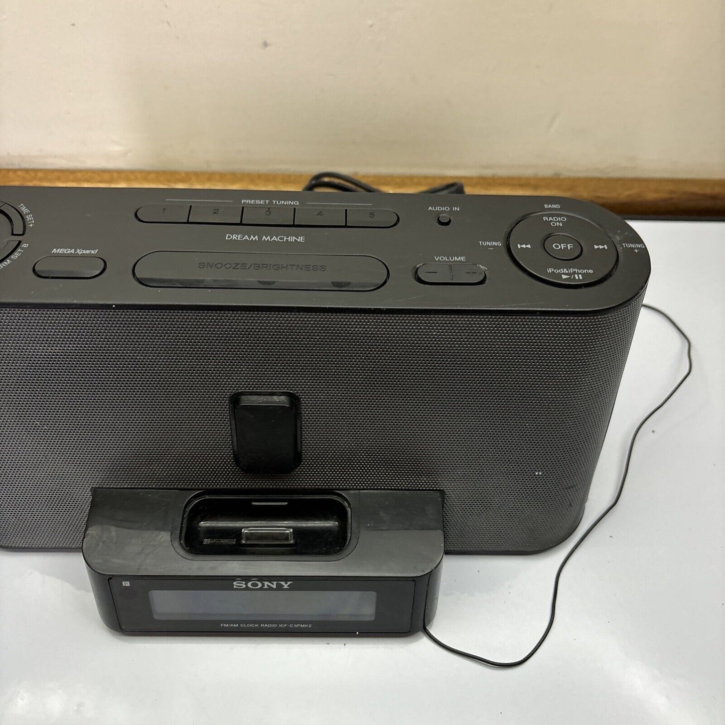 Sony Dream Machine Alarm Clock Radio AM/FM With 30-pin iPod Dock ICF-C1iPMK2