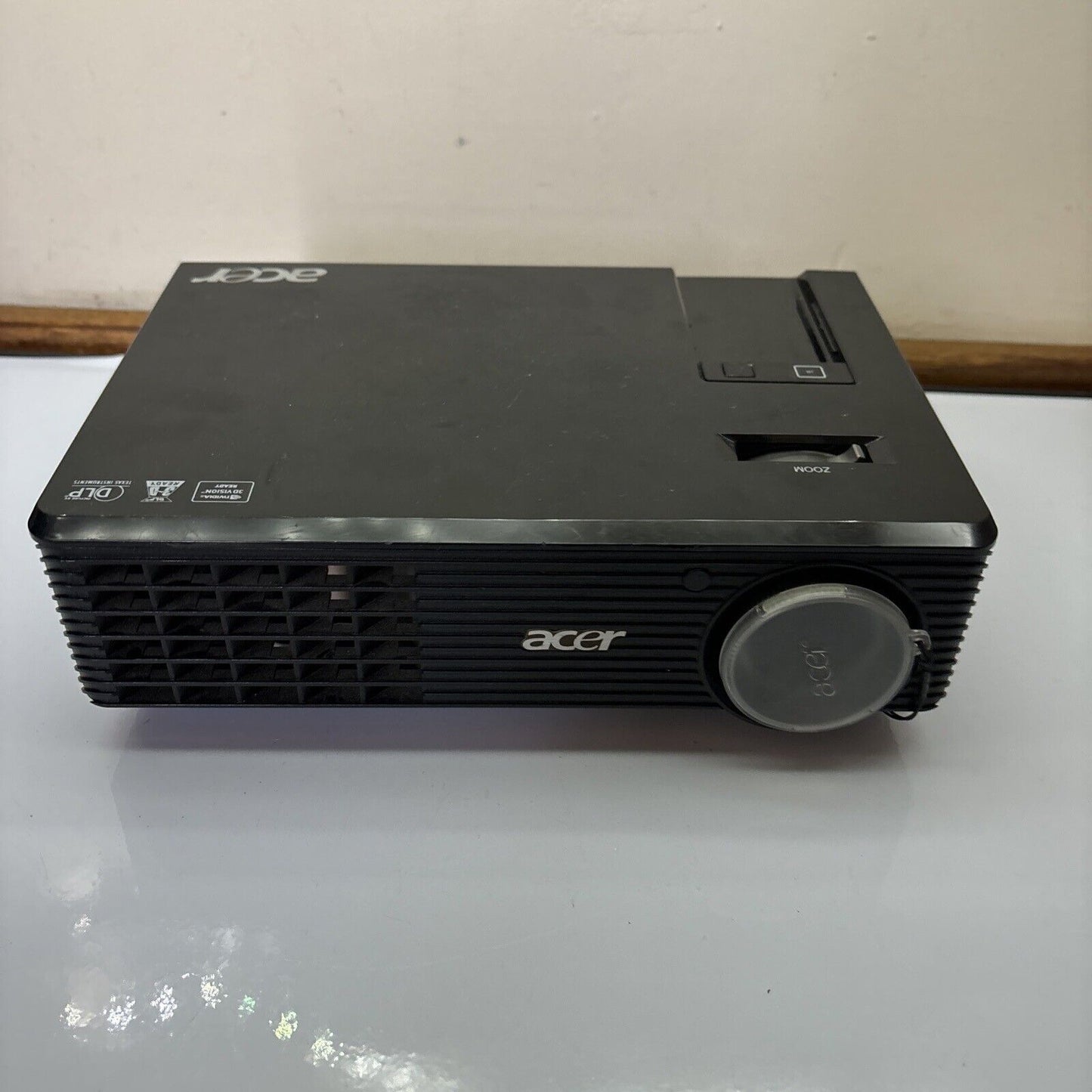 Acer DLP Projector X1261 DNX0818 *For Repairs - Has Many Dead Pixels*