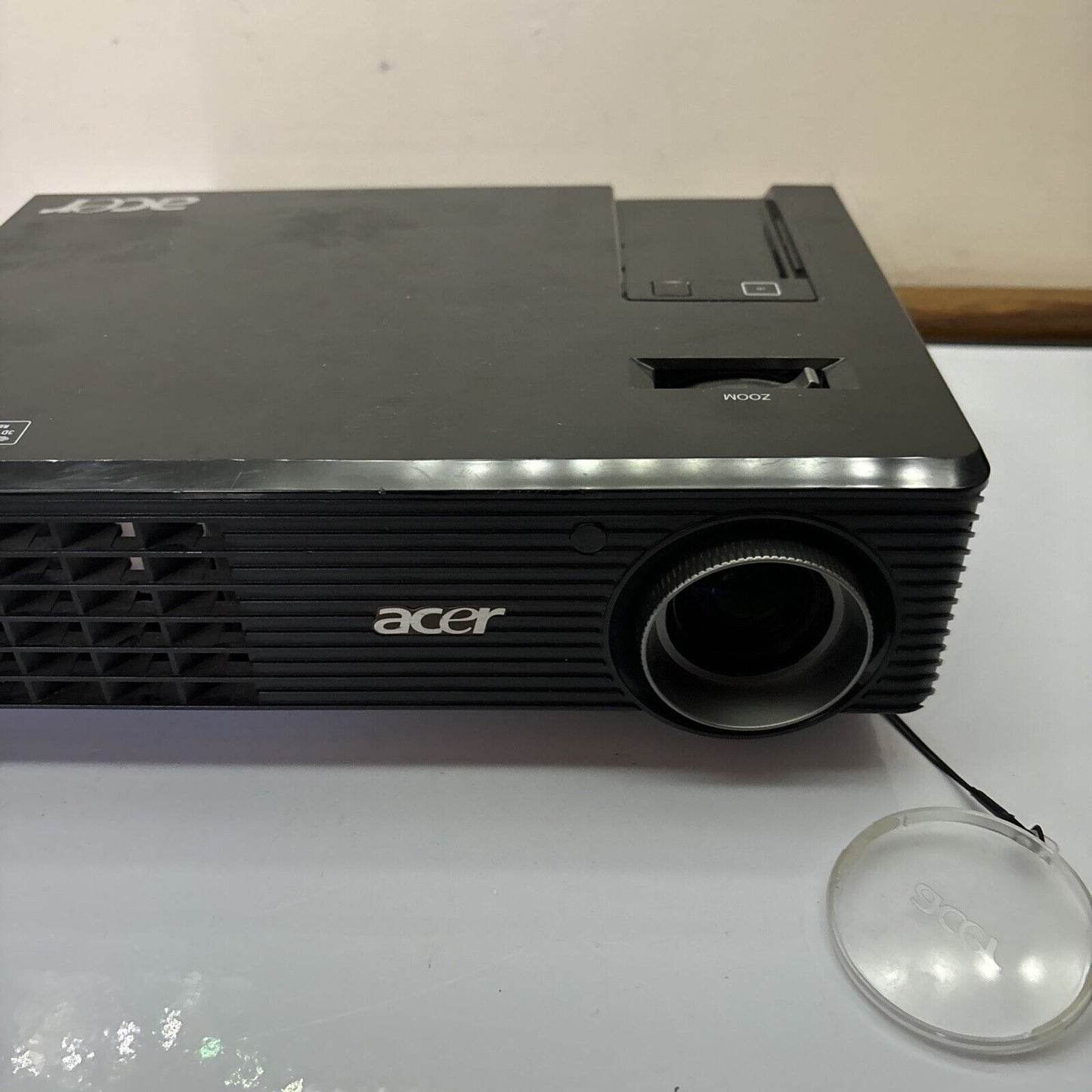 Acer DLP Projector X1261 DNX0818 *For Repairs - Has Many Dead Pixels*