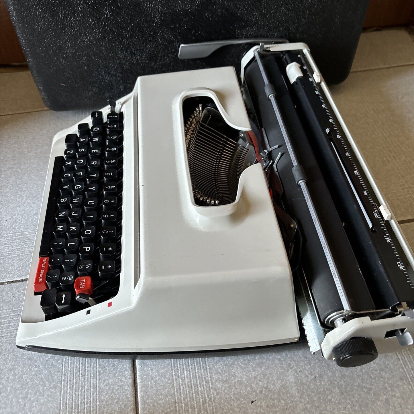 Brother Deluxe 1613 Typewriter With Carrying Case