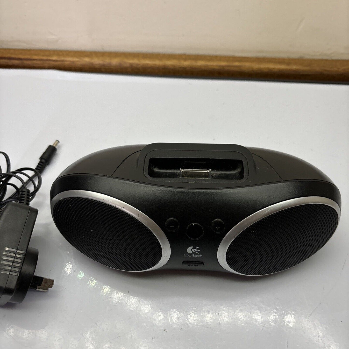 Logitech Portable Speaker S135i 30-Pin iPod iPhone Dock