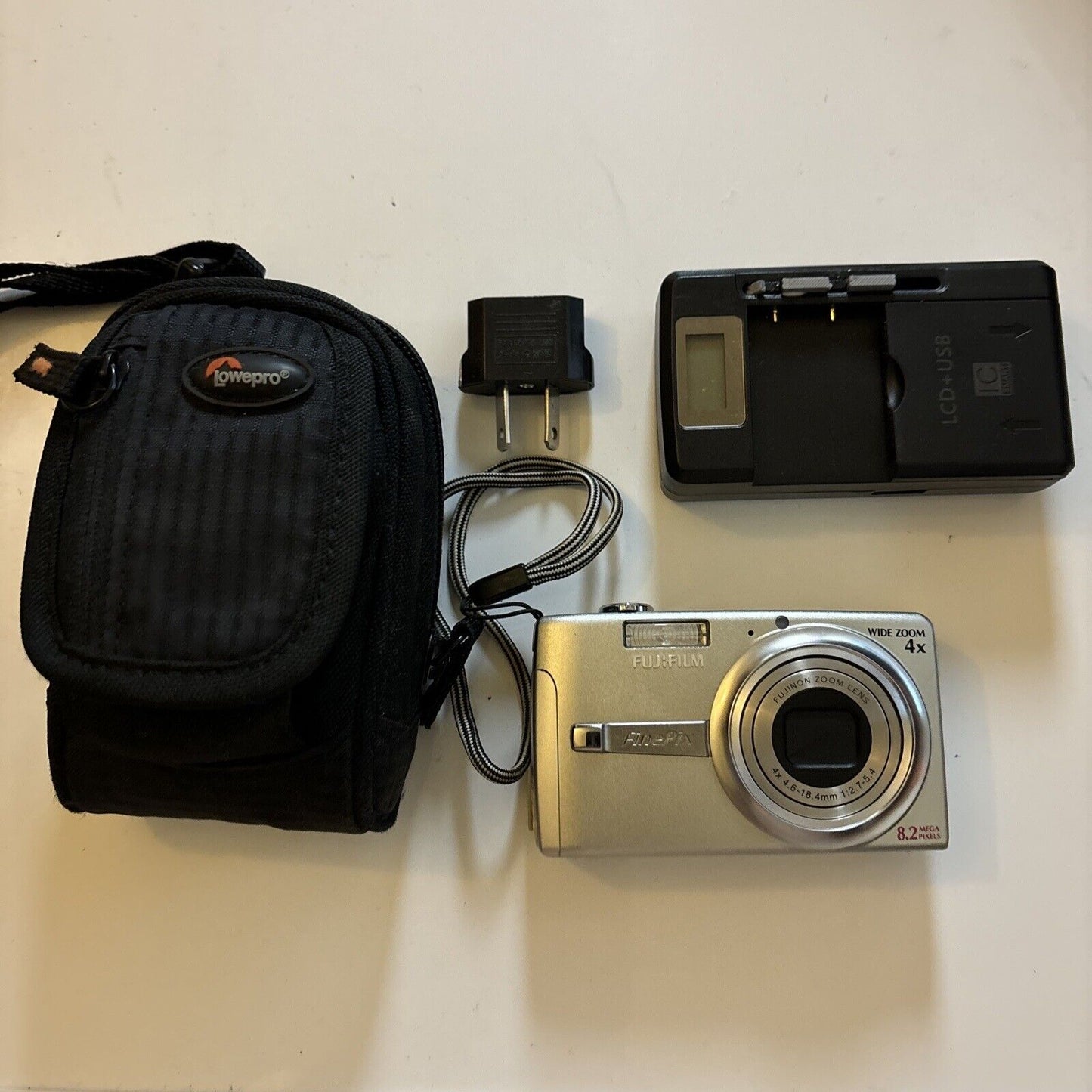Fujifilm FinePix F480 Compact Digital Camera 8.2MP 1gb SD Card Lowepro Case