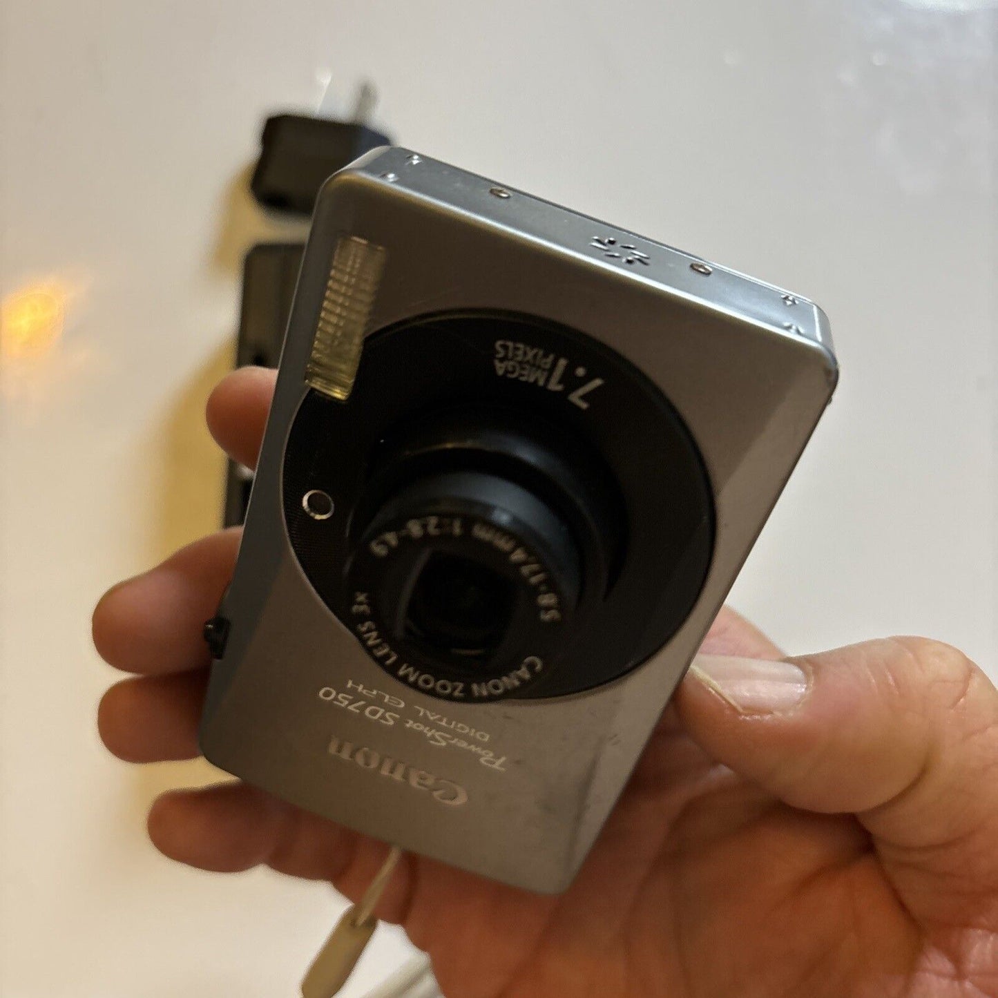 Canon PowerShot ELPH SD750 Digital Camera 7.1MP With 2Gb SD Card