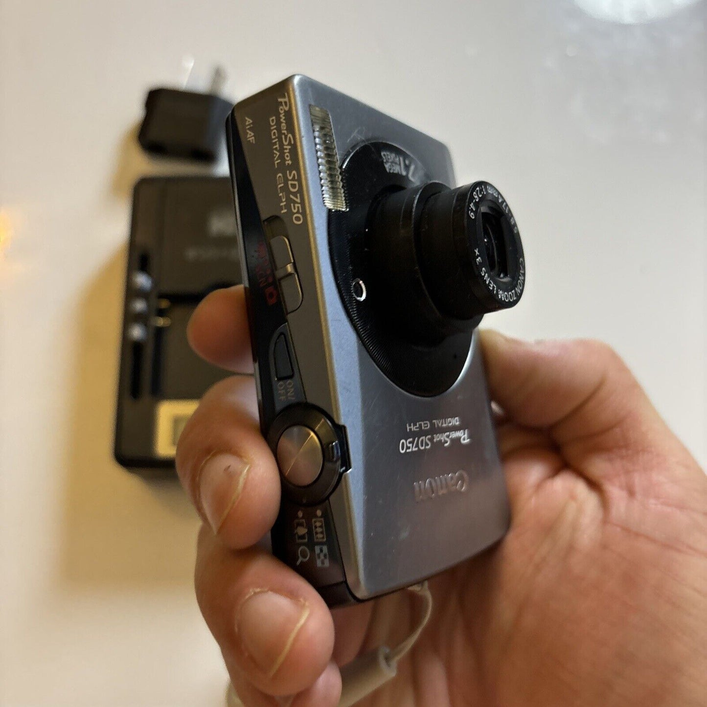 Canon PowerShot ELPH SD750 Digital Camera 7.1MP With 2Gb SD Card