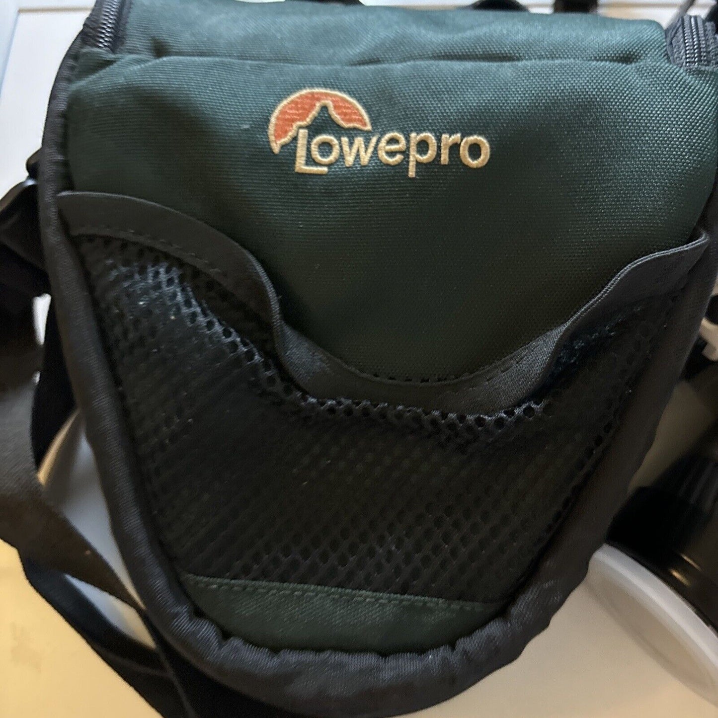 Minolta Dynax 404si SLR Film Camera With AF Zoom 35-80mm Lens And Lowepro Bag