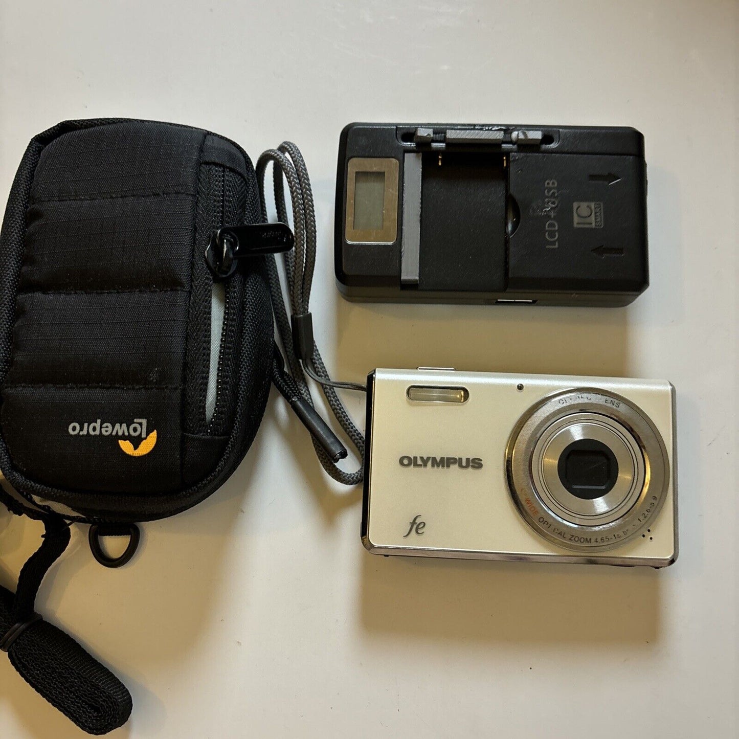 Olympus FE-4000 Digital Camera 12MP & Lowepro Case *Works But LCD Has Dead Pixel