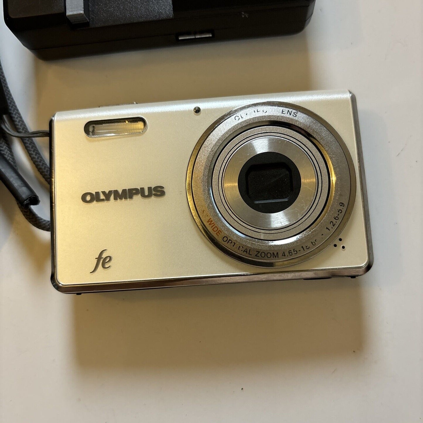 Olympus FE-4000 Digital Camera 12MP & Lowepro Case *Works But LCD Has Dead Pixel