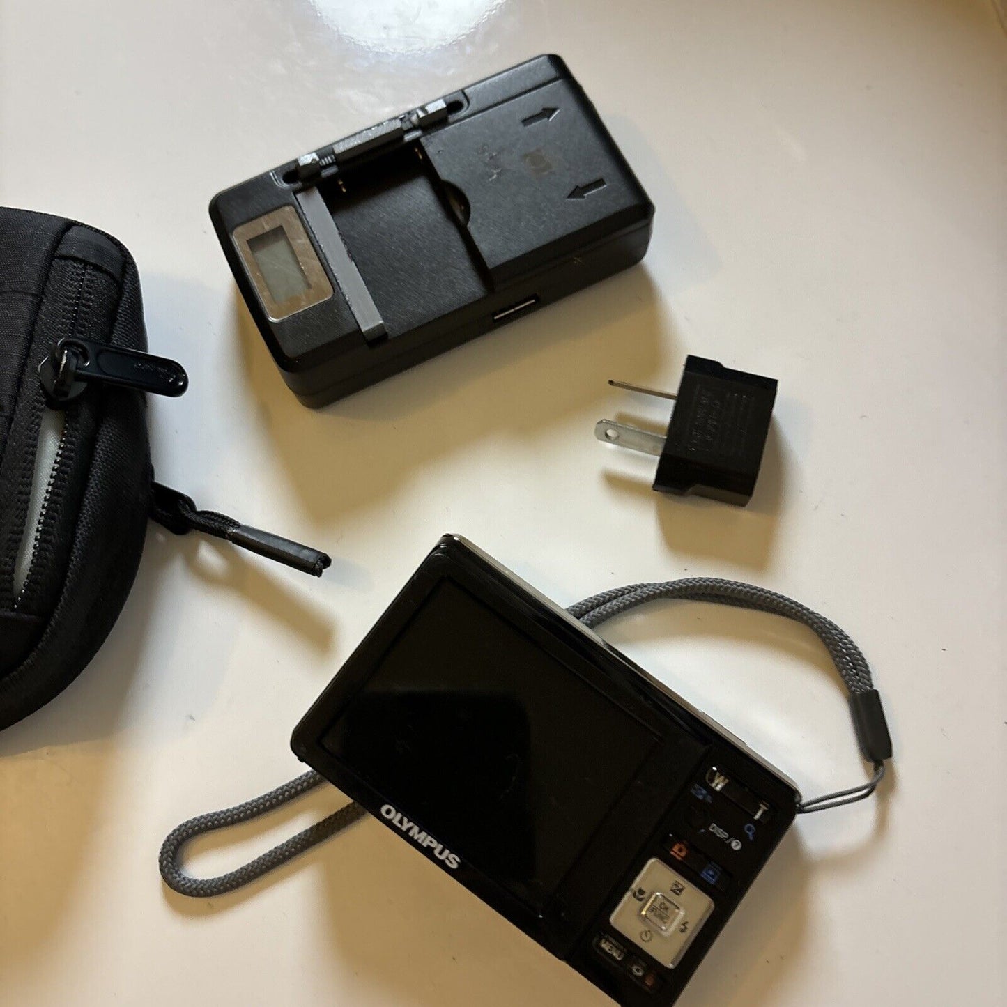 Olympus FE-4000 Digital Camera 12MP & Lowepro Case *Works But LCD Has Dead Pixel