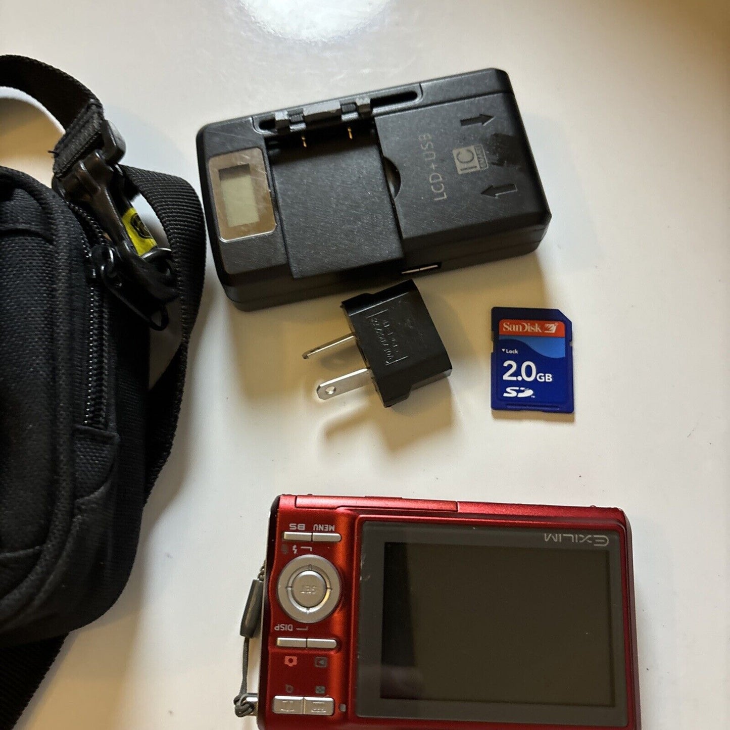 Casio Exilim EX-Z75 Digital Camera 7.2MP & Lowepro Case 2gb SD Card