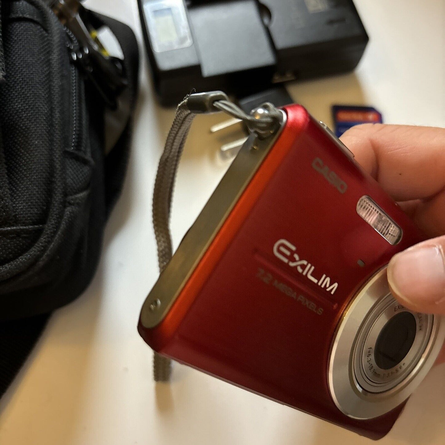 Casio Exilim EX-Z75 Digital Camera 7.2MP & Lowepro Case 2gb SD Card