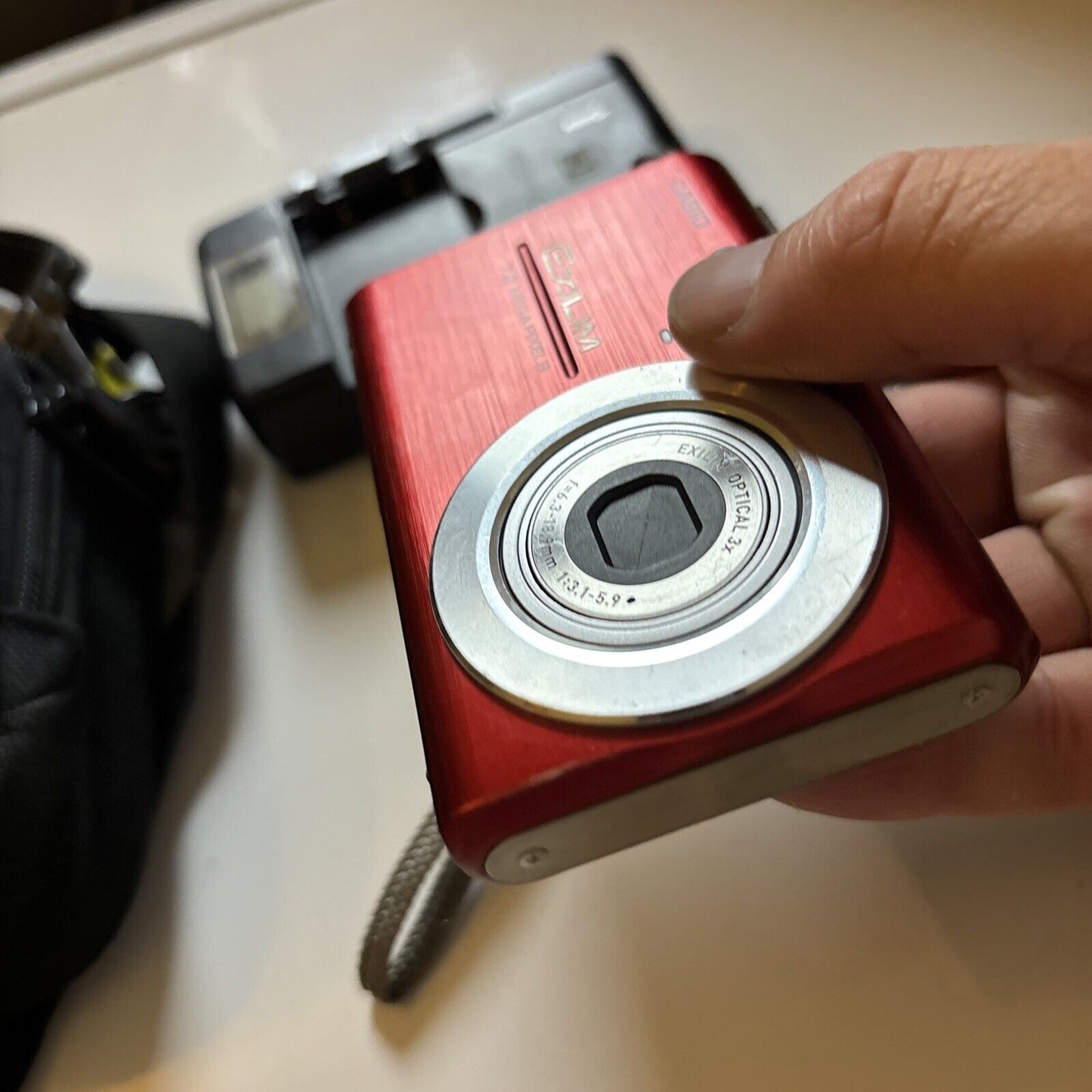 Casio Exilim EX-Z75 Digital Camera 7.2MP & Lowepro Case 2gb SD Card