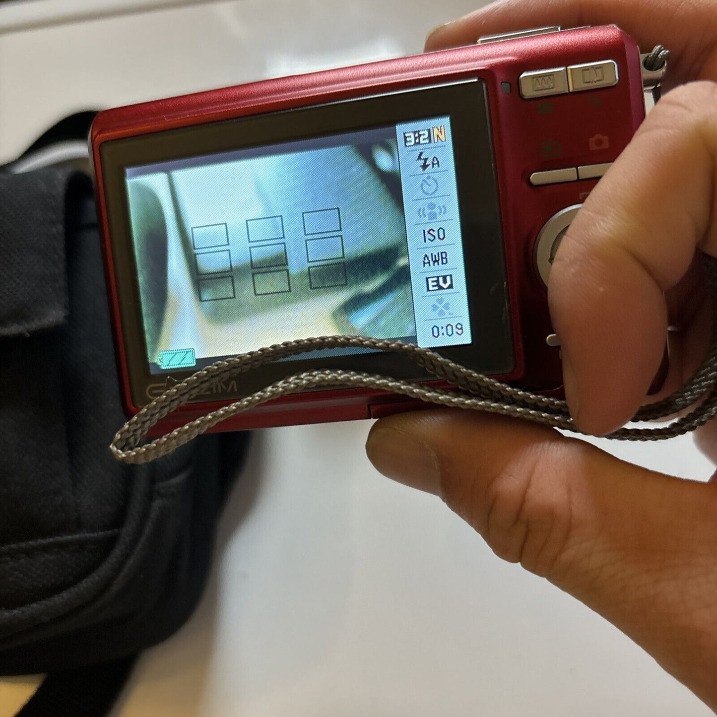 Casio Exilim EX-Z75 Digital Camera 7.2MP & Lowepro Case 2gb SD Card