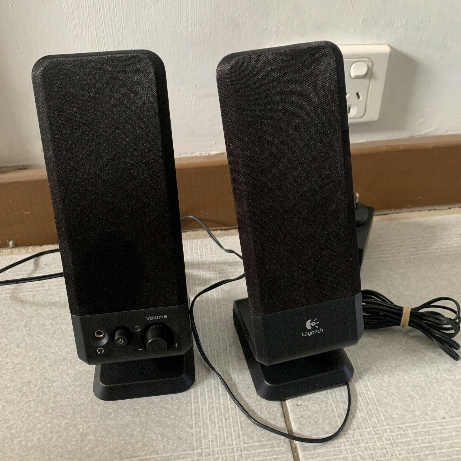 Logitech R-10 Speakers S-0152B1 4 Watts 2.0 Two-Piece Stereo Computer ...