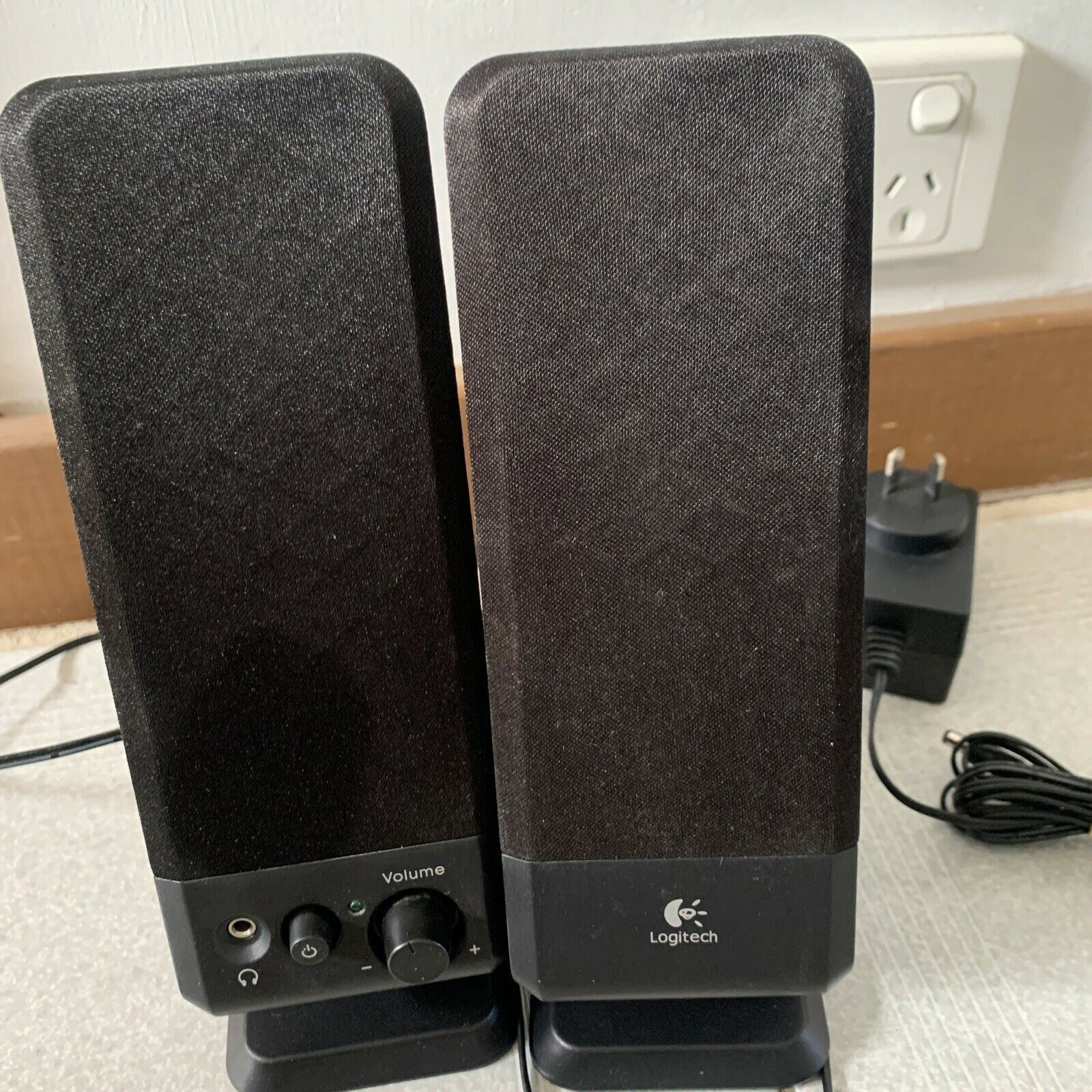 Logitech R-10 Speakers S-0152B1 4 Watts 2.0 Two-Piece Stereo Computer ...