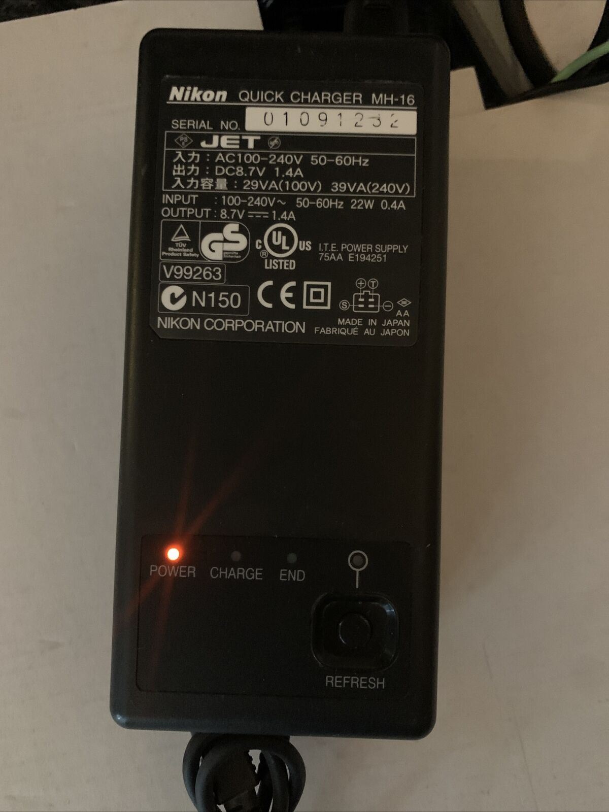 Genuine Nikon Quick Charger MH-16 Input: 100-240V Output: 8.7V 1.4A