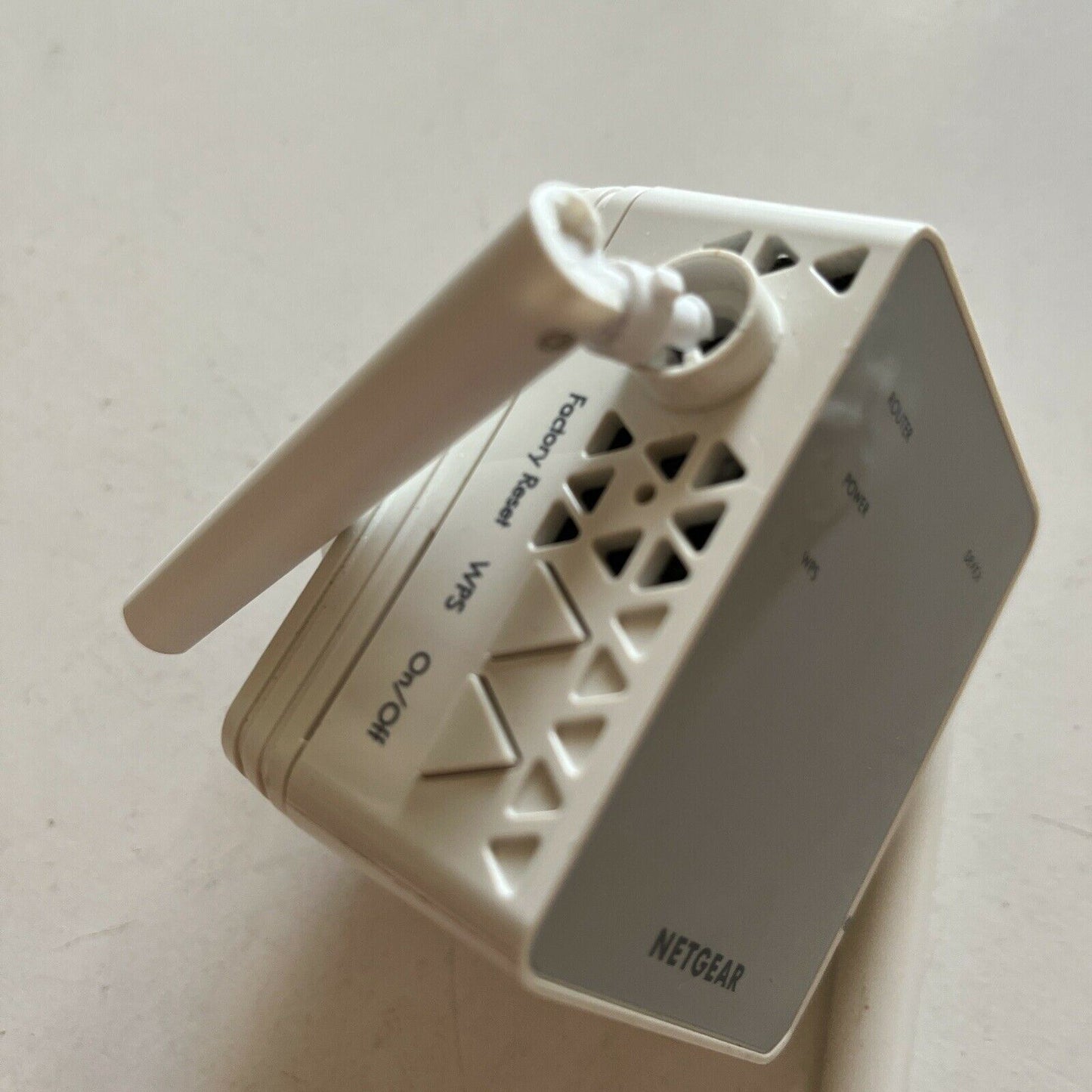 NETGEAR EX3700 AC750 WiFi Range Extender - working but broken left antenna