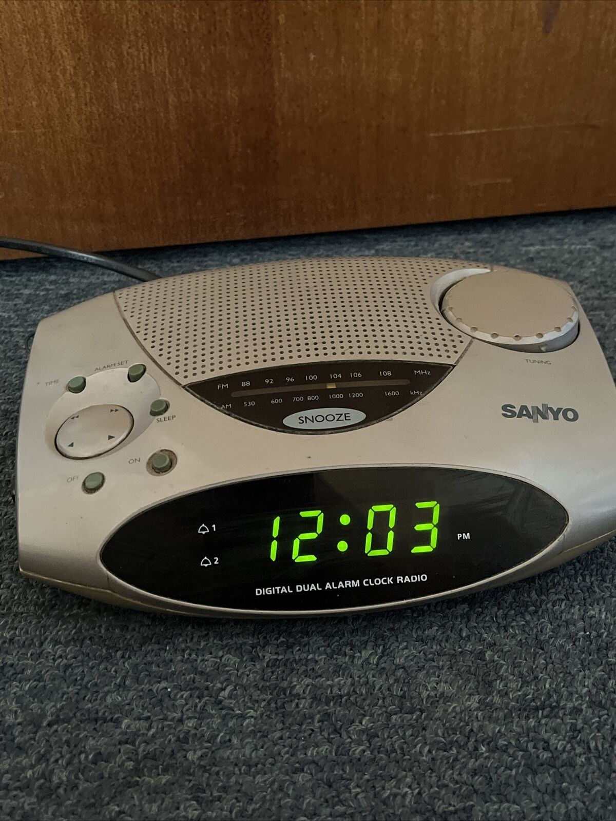 Sanyo RM 6025 AM FM Digital Alarm Clock Radio Retro Silver Retro Unit