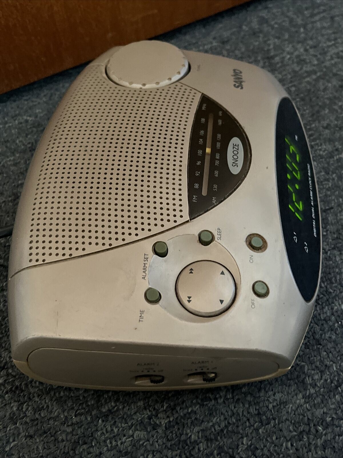 Sanyo RM 6025 AM FM Digital Alarm Clock Radio Retro Silver