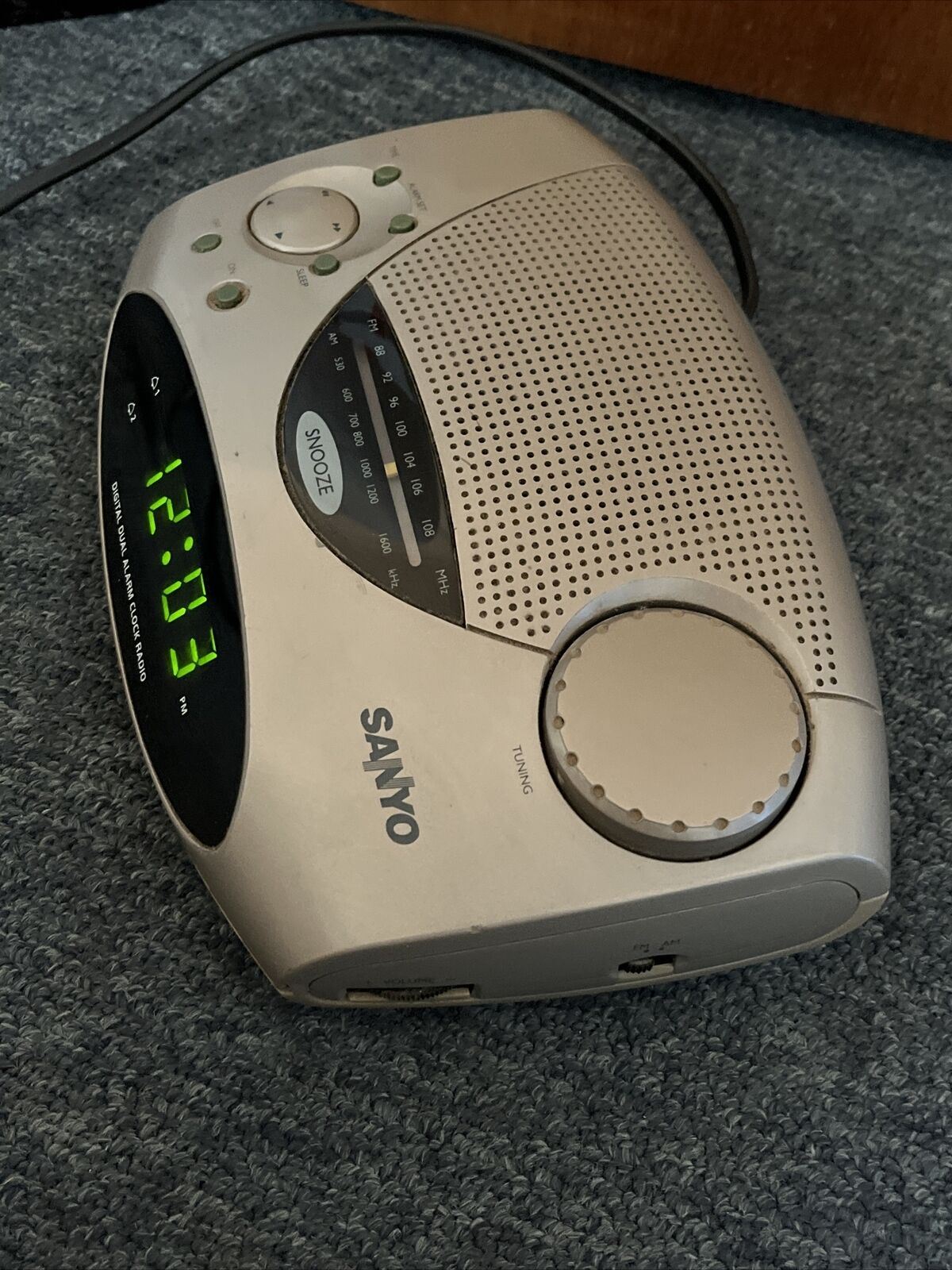 Sanyo RM 6025 AM FM Digital Alarm Clock Radio Retro Silver
