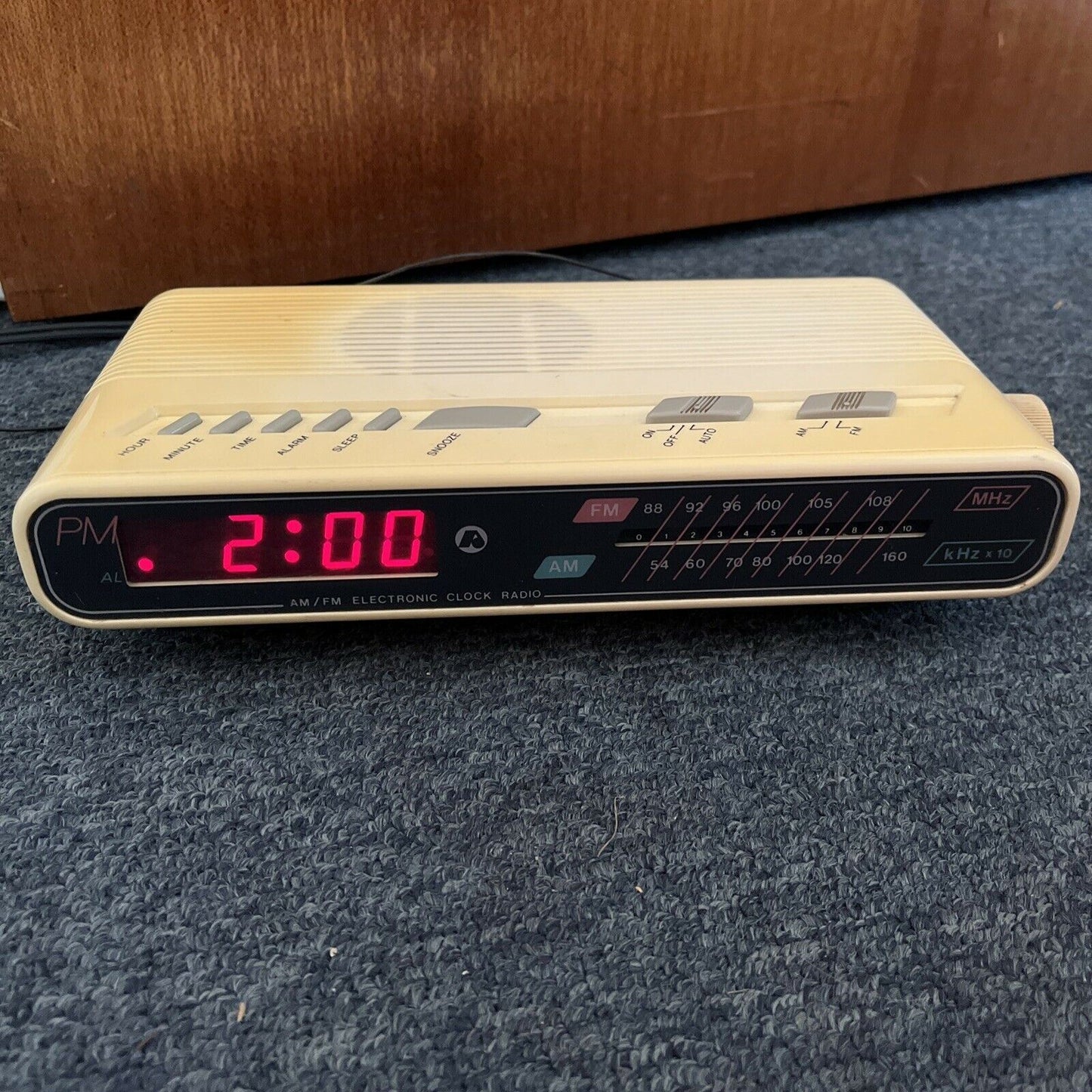 Vintage Audiosonic AM/FM Clock Radio