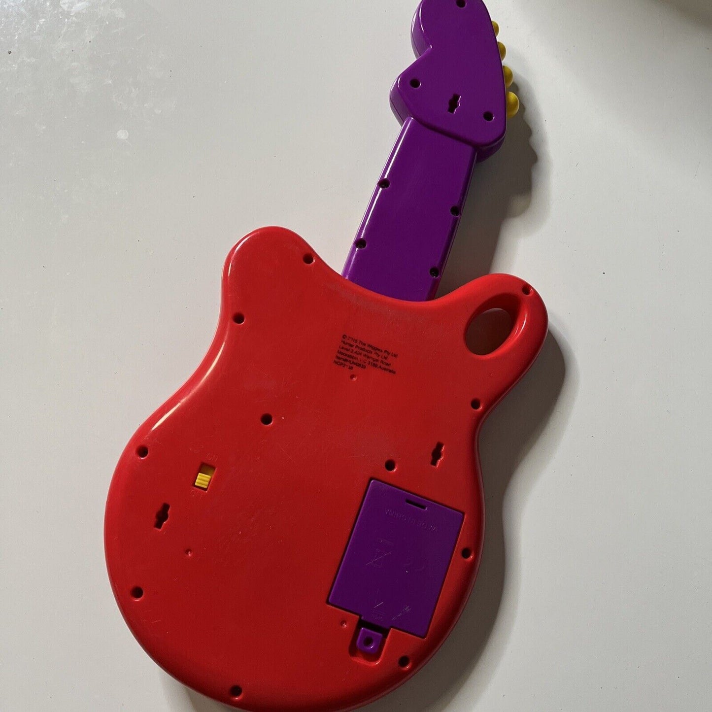 THE WIGGLES Children's 2015 Play A Long Musical Instrument Guitar Toy HUN839