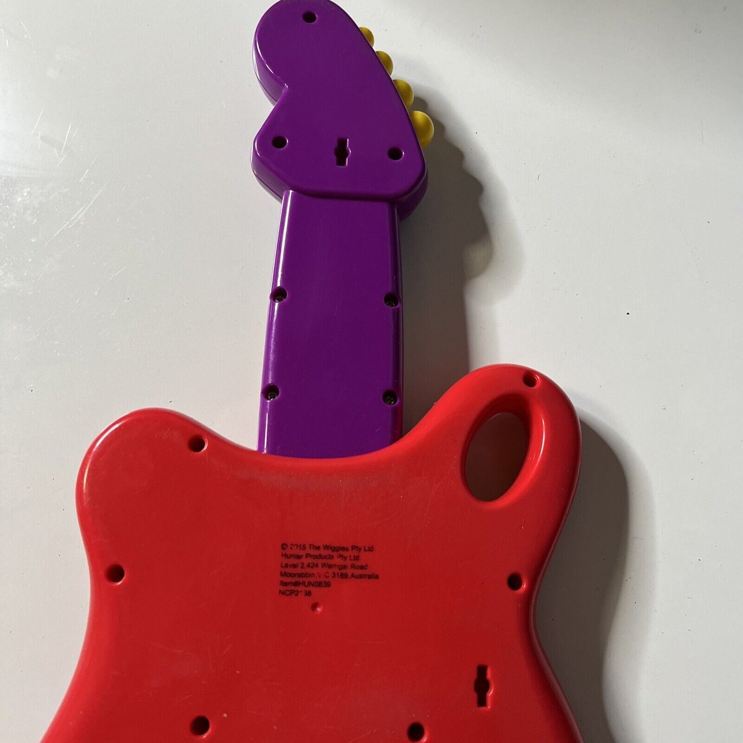 THE WIGGLES Children's 2015 Play A Long Musical Instrument Guitar Toy HUN839